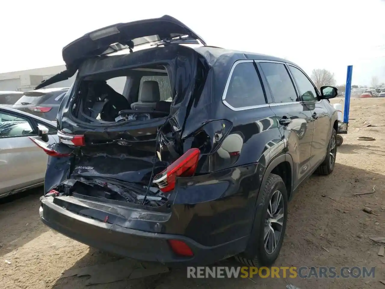 4 Photograph of a damaged car 5TDBZRFH3KS967816 TOYOTA HIGHLANDER 2019