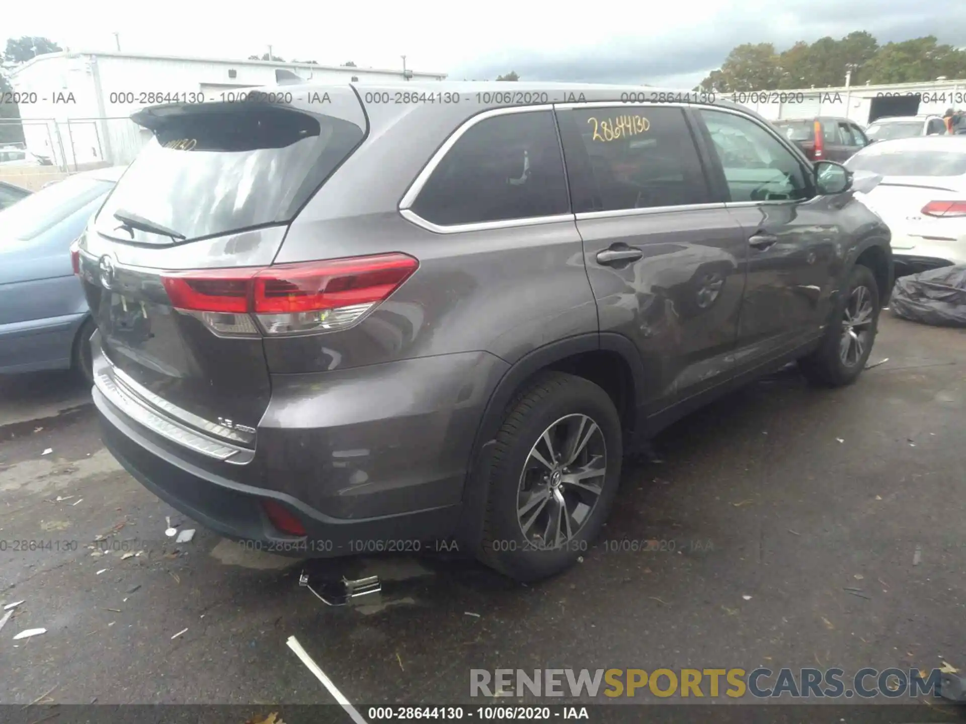 4 Photograph of a damaged car 5TDBZRFH3KS971526 TOYOTA HIGHLANDER 2019