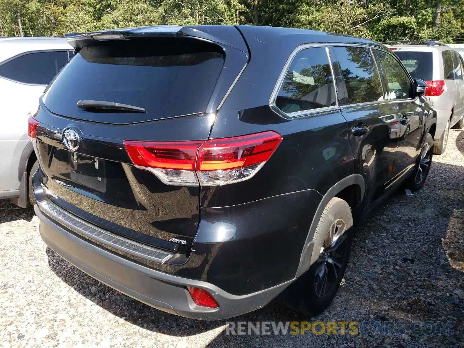 4 Photograph of a damaged car 5TDBZRFH3KS977911 TOYOTA HIGHLANDER 2019