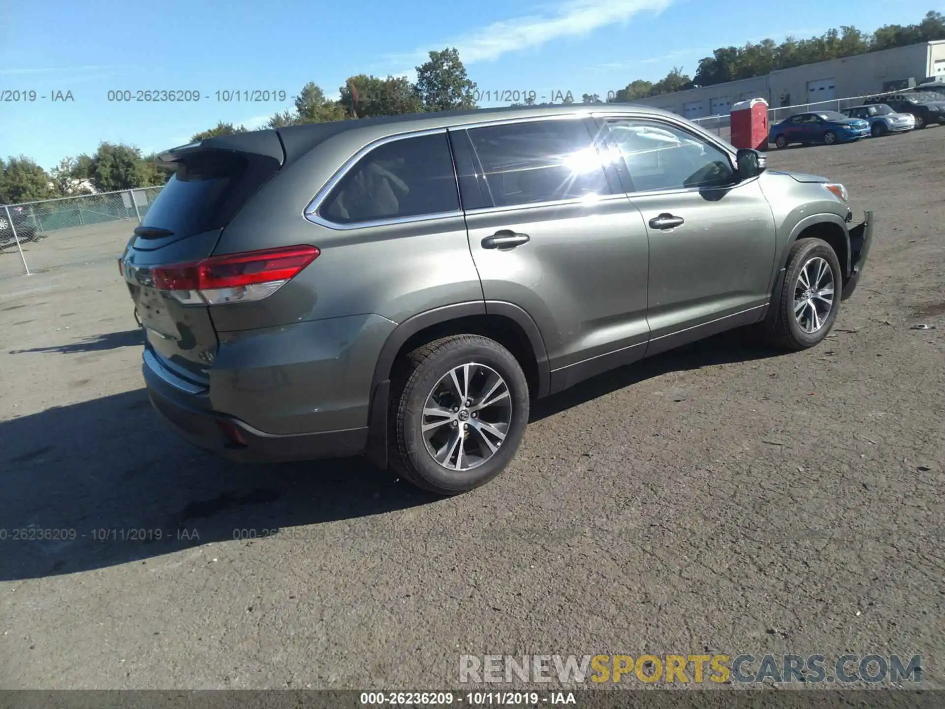 4 Photograph of a damaged car 5TDBZRFH3KS982591 TOYOTA HIGHLANDER 2019