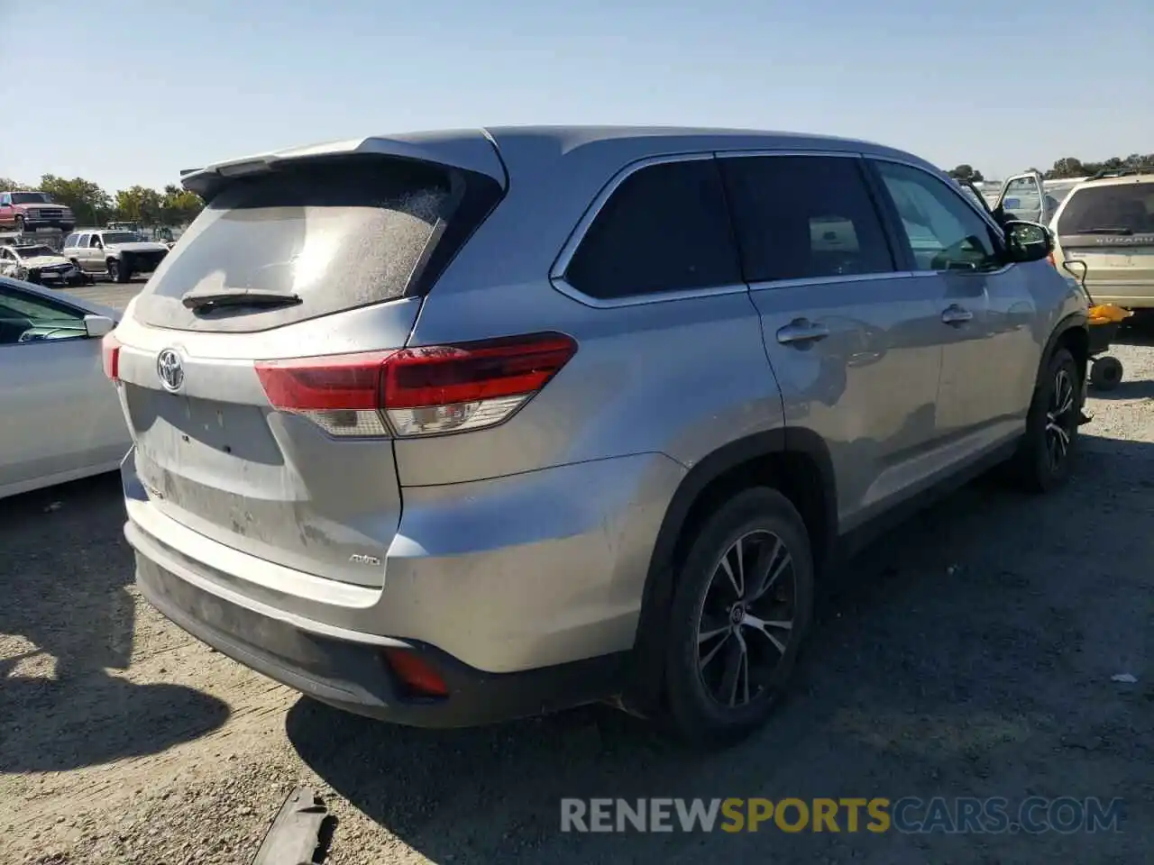 4 Photograph of a damaged car 5TDBZRFH3KS992375 TOYOTA HIGHLANDER 2019