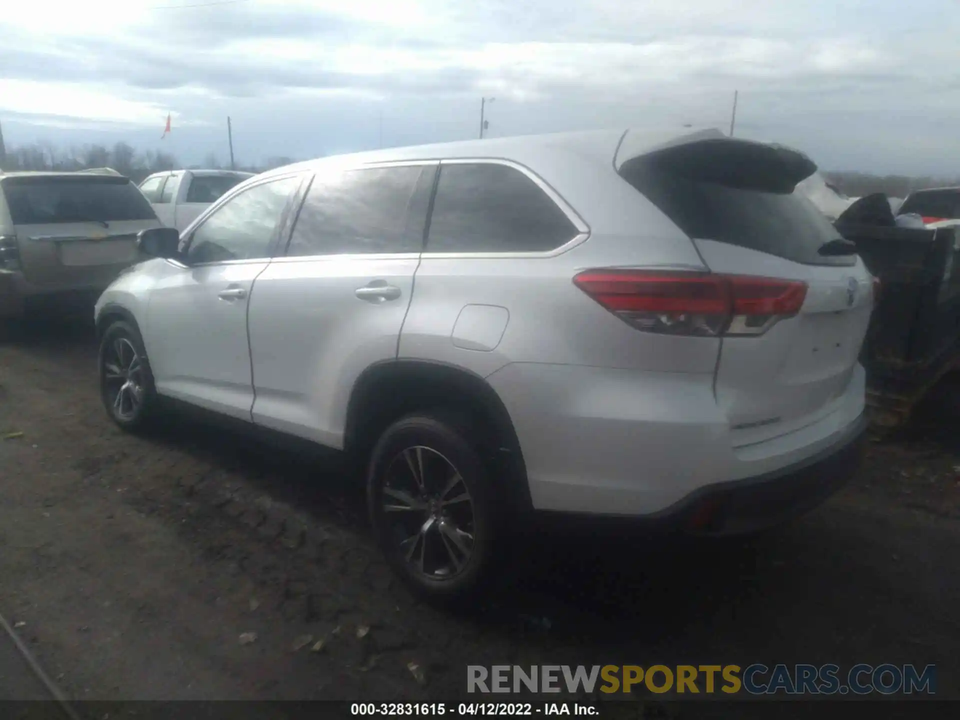 3 Photograph of a damaged car 5TDBZRFH3KS993803 TOYOTA HIGHLANDER 2019