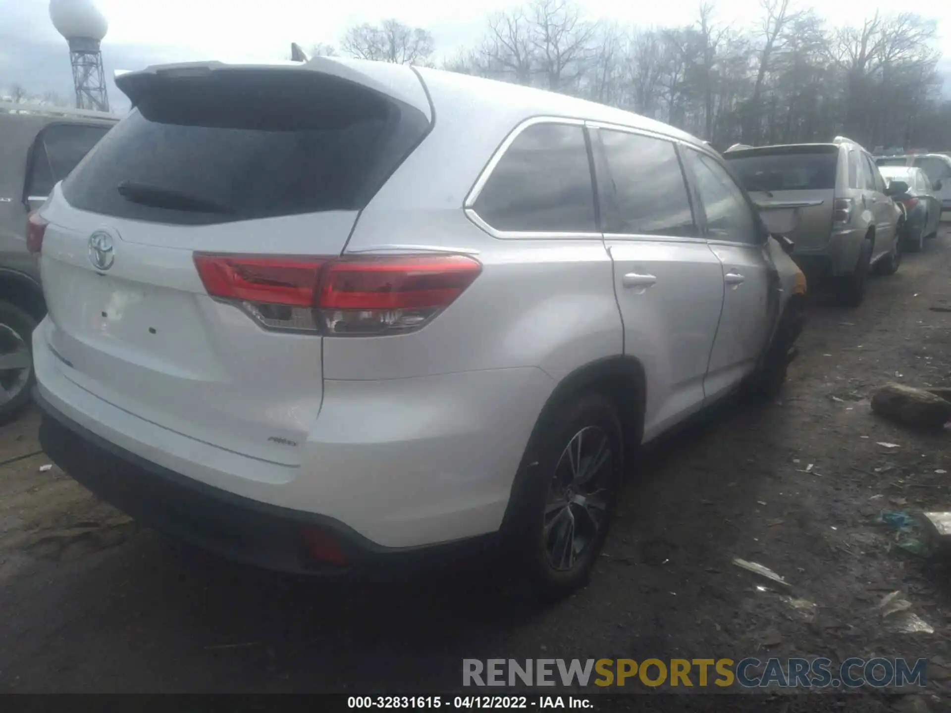 4 Photograph of a damaged car 5TDBZRFH3KS993803 TOYOTA HIGHLANDER 2019