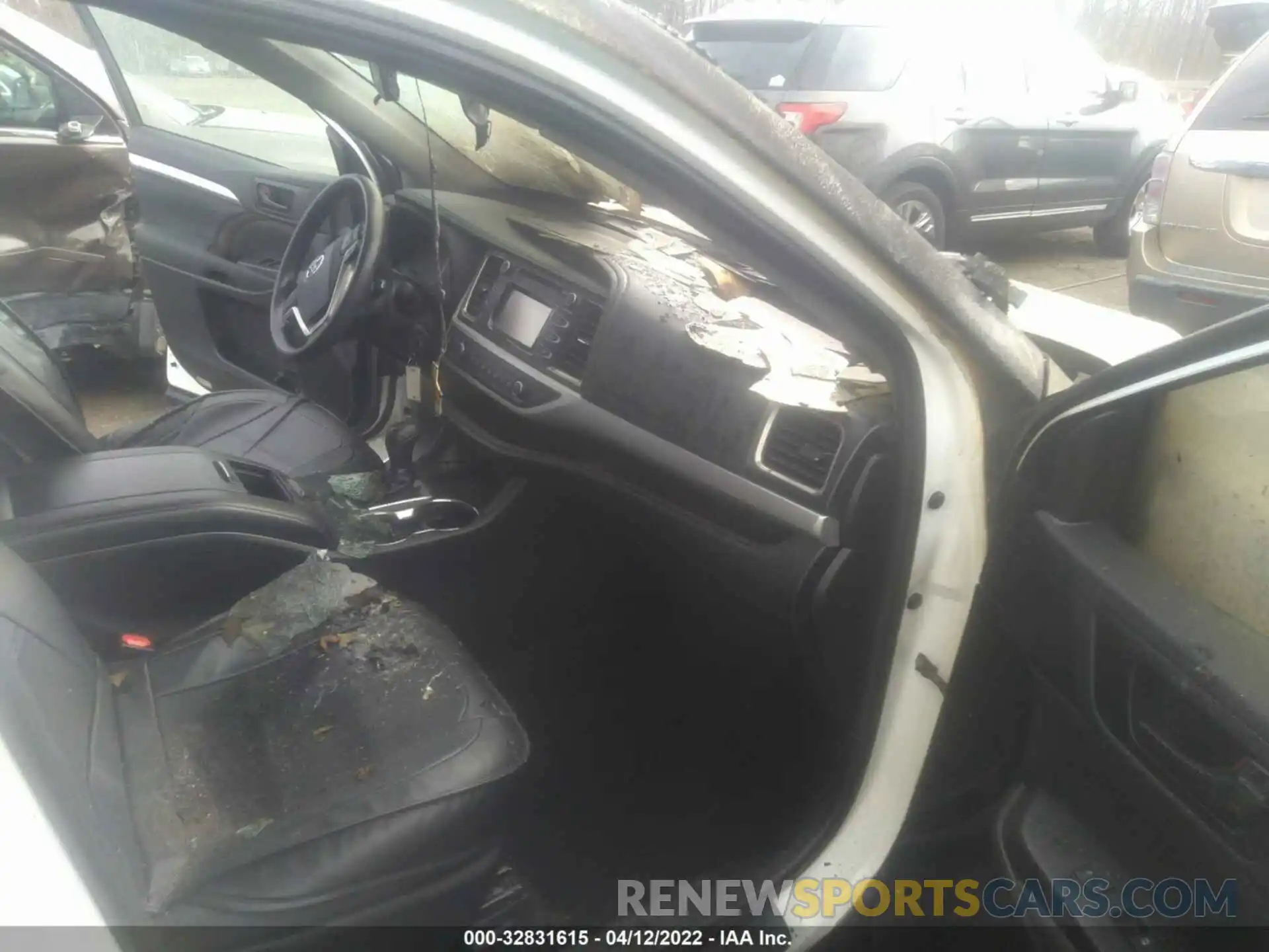 5 Photograph of a damaged car 5TDBZRFH3KS993803 TOYOTA HIGHLANDER 2019