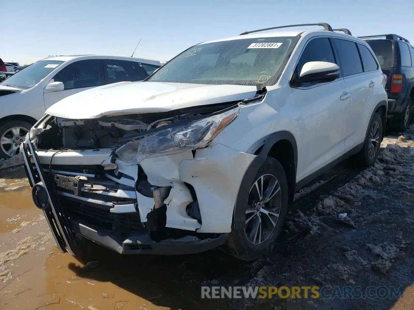 2 Photograph of a damaged car 5TDBZRFH4KS707697 TOYOTA HIGHLANDER 2019