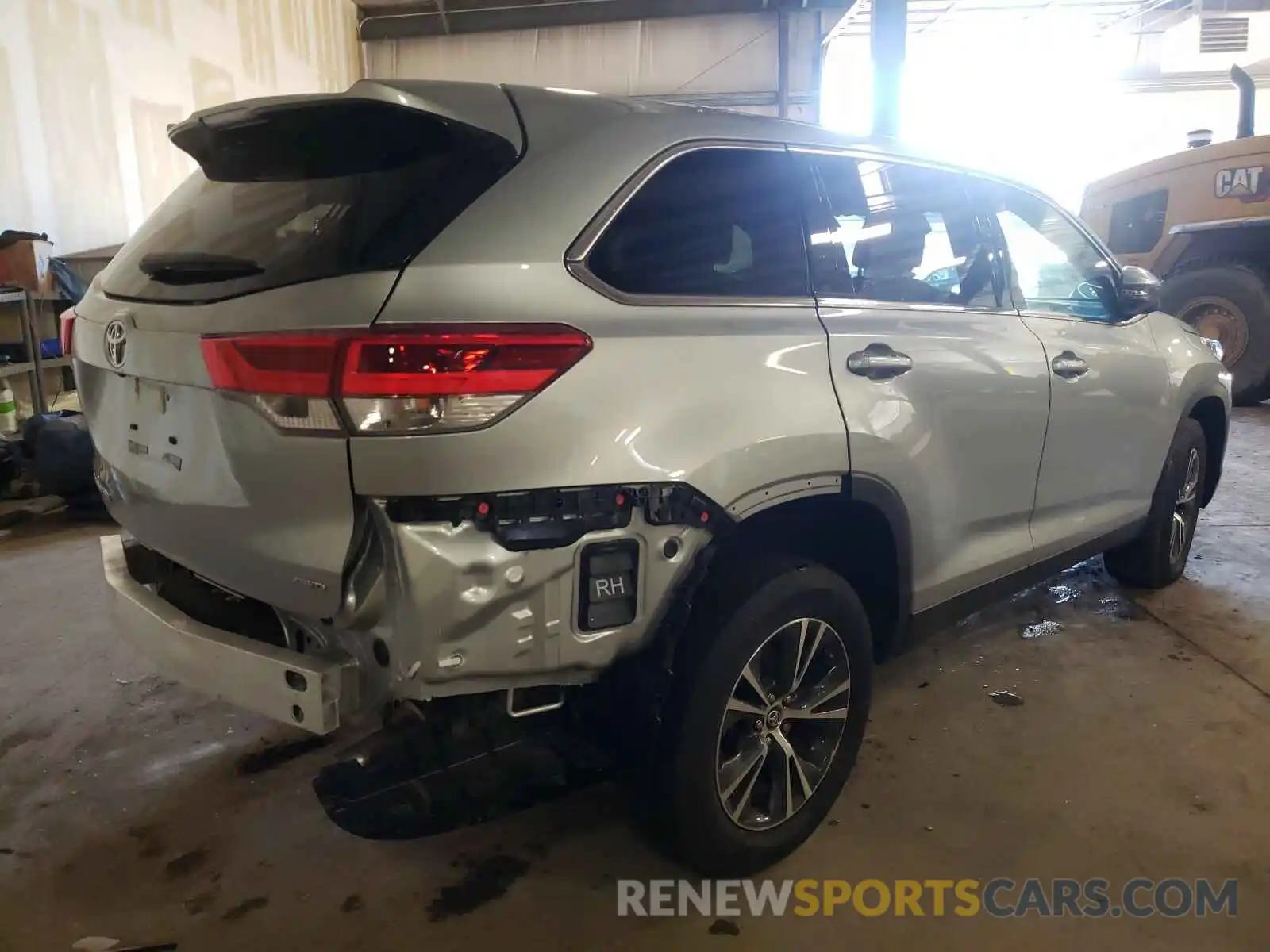 4 Photograph of a damaged car 5TDBZRFH4KS722734 TOYOTA HIGHLANDER 2019