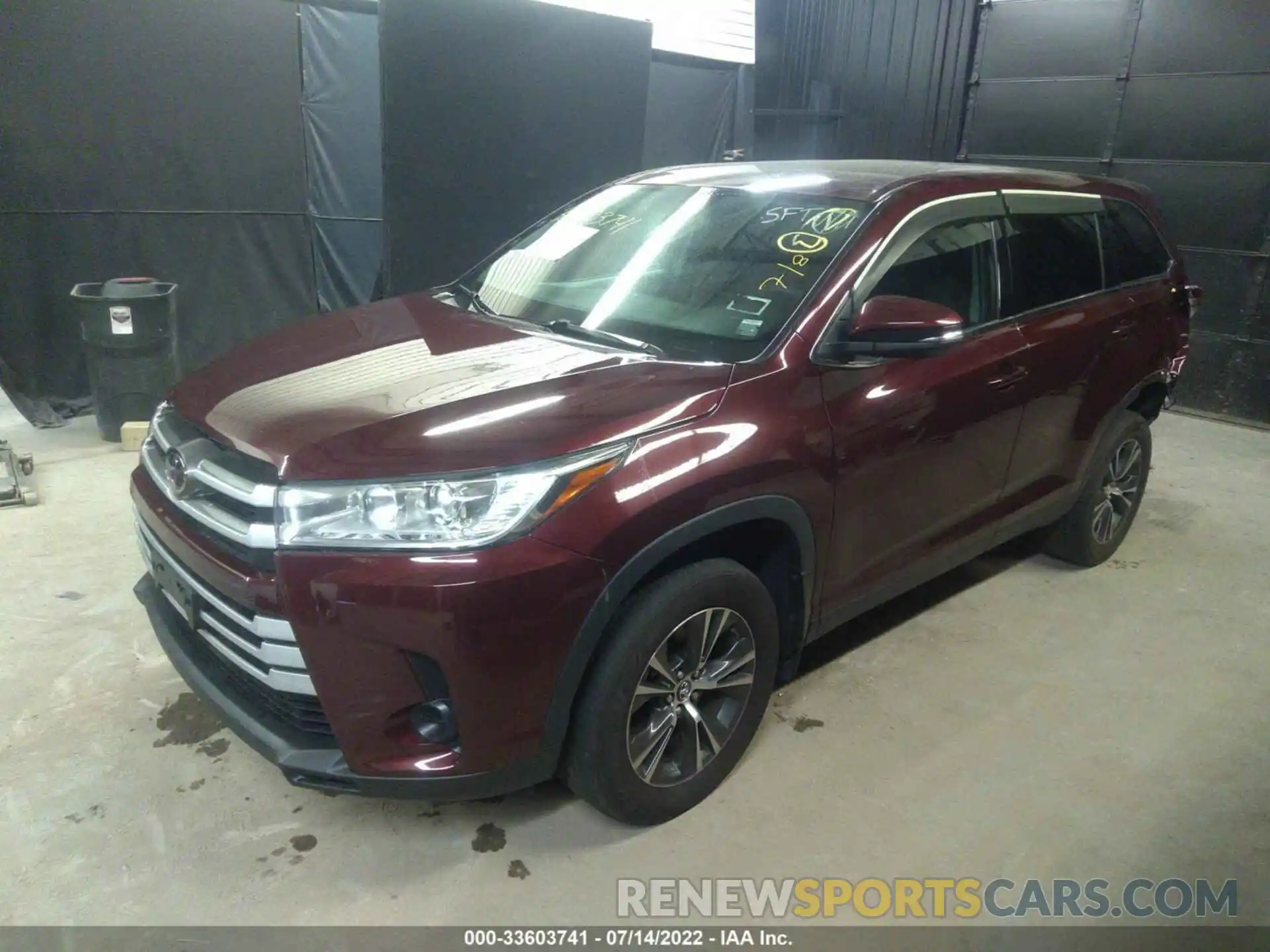 2 Photograph of a damaged car 5TDBZRFH4KS725620 TOYOTA HIGHLANDER 2019