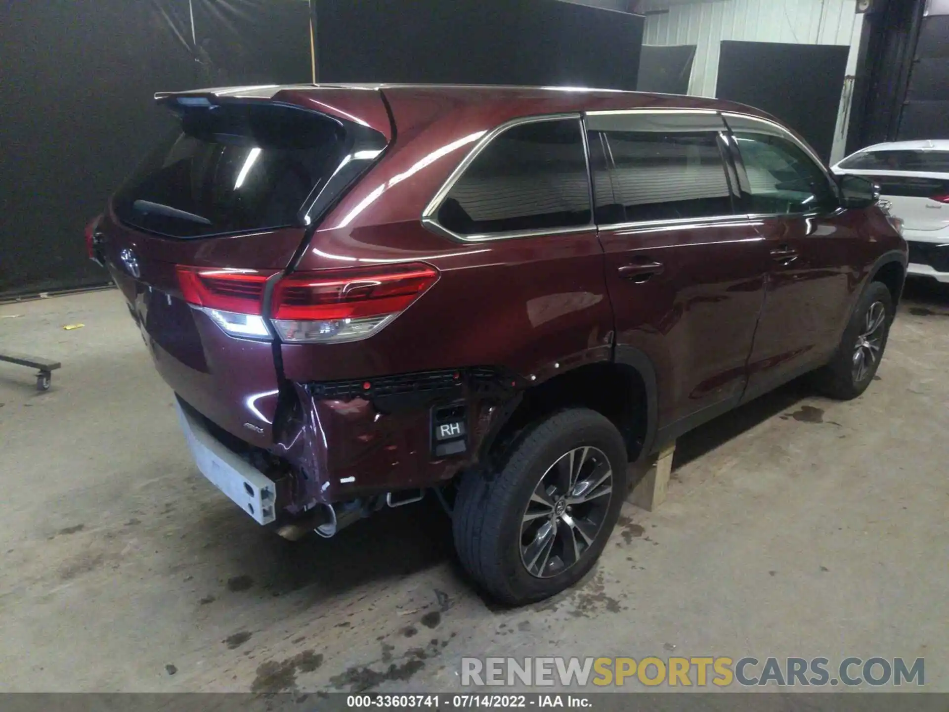 4 Photograph of a damaged car 5TDBZRFH4KS725620 TOYOTA HIGHLANDER 2019