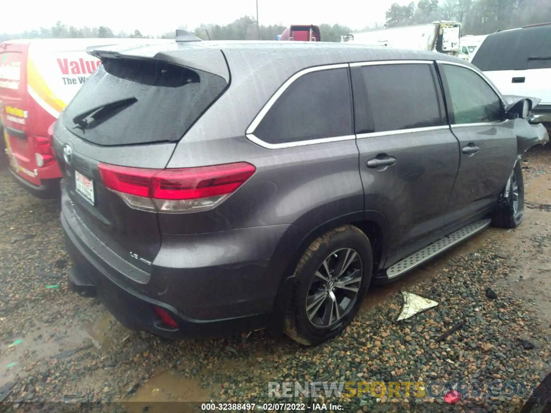 4 Photograph of a damaged car 5TDBZRFH4KS730509 TOYOTA HIGHLANDER 2019