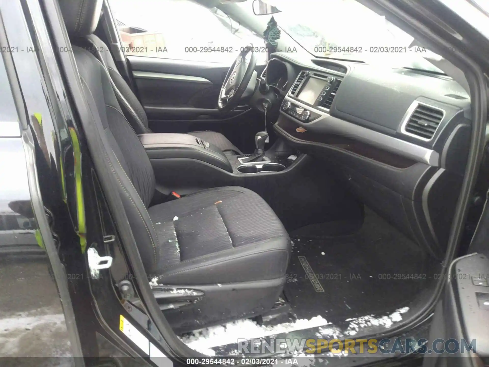 5 Photograph of a damaged car 5TDBZRFH4KS744829 TOYOTA HIGHLANDER 2019