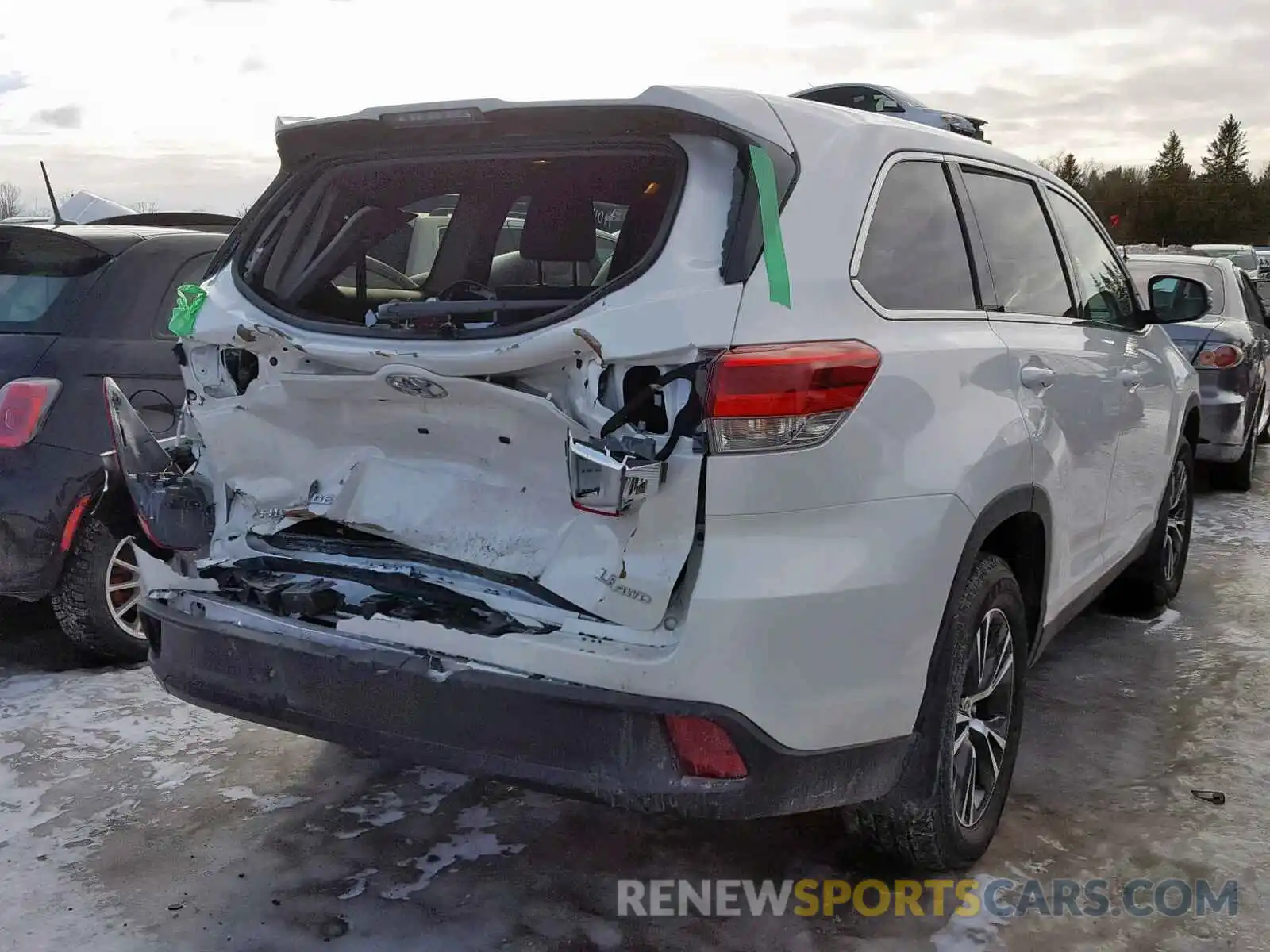 4 Photograph of a damaged car 5TDBZRFH4KS915448 TOYOTA HIGHLANDER 2019