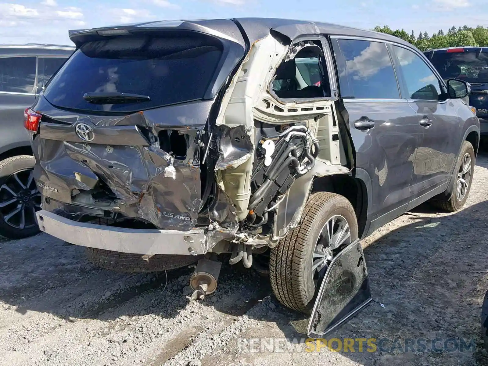 4 Photograph of a damaged car 5TDBZRFH4KS920973 TOYOTA HIGHLANDER 2019