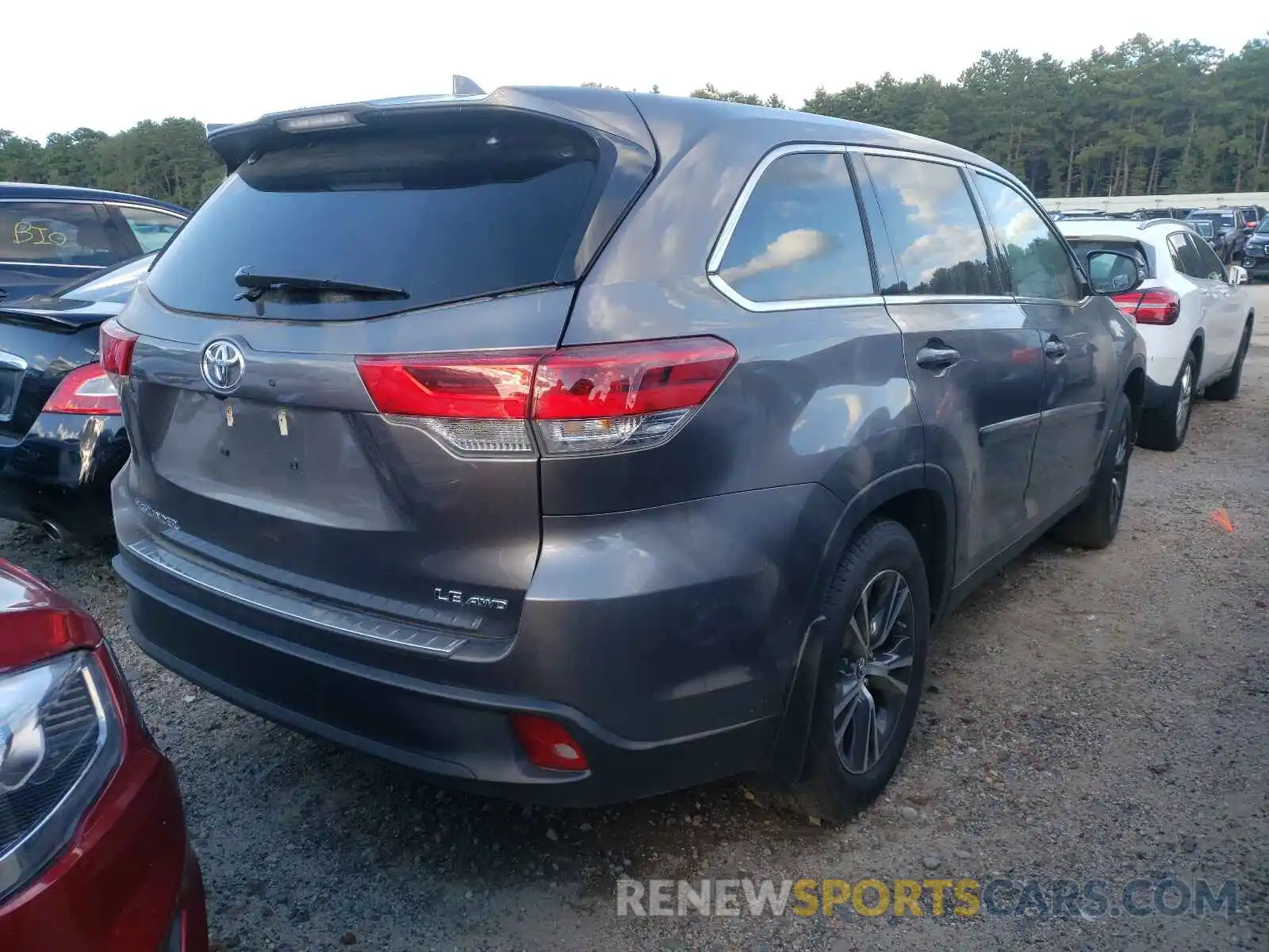 4 Photograph of a damaged car 5TDBZRFH4KS922321 TOYOTA HIGHLANDER 2019