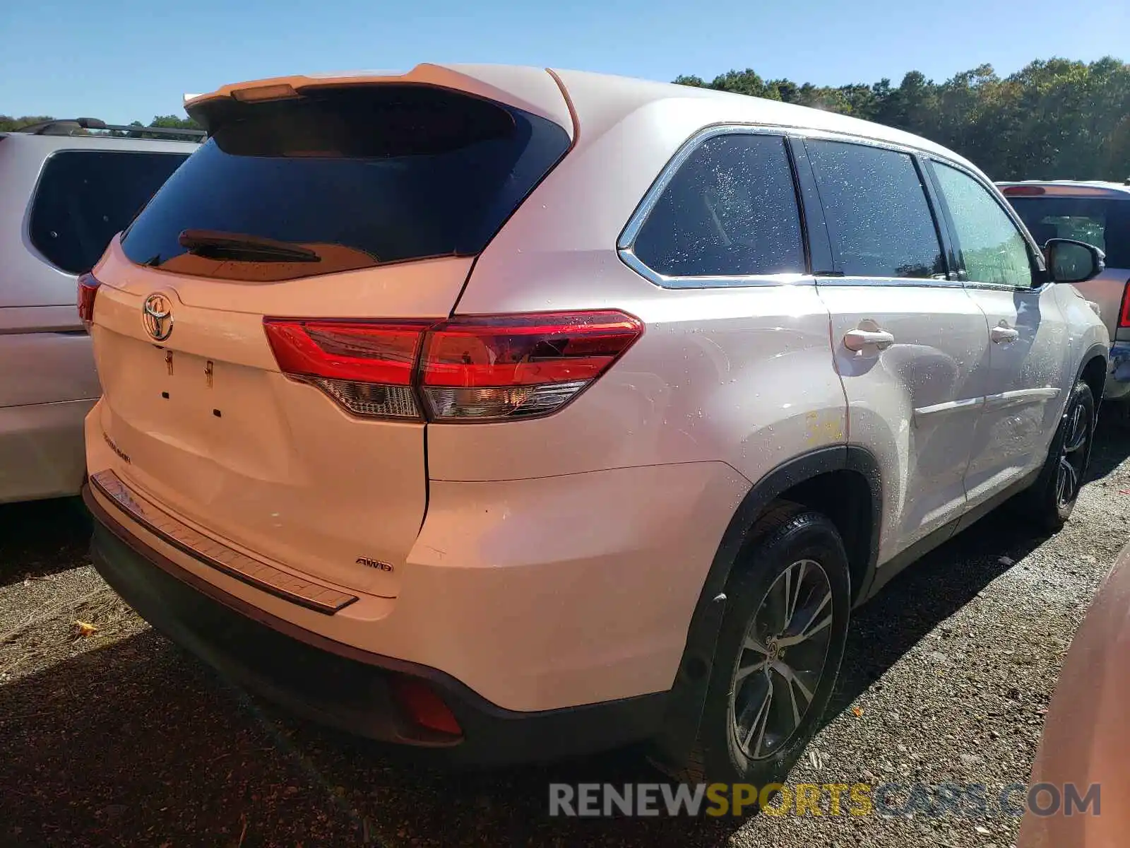 4 Photograph of a damaged car 5TDBZRFH4KS945873 TOYOTA HIGHLANDER 2019