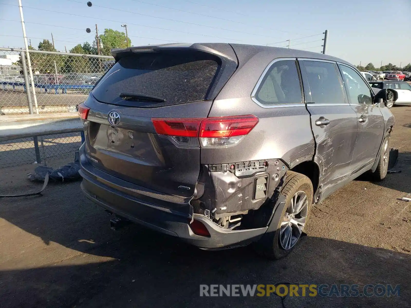 4 Photograph of a damaged car 5TDBZRFH4KS946151 TOYOTA HIGHLANDER 2019