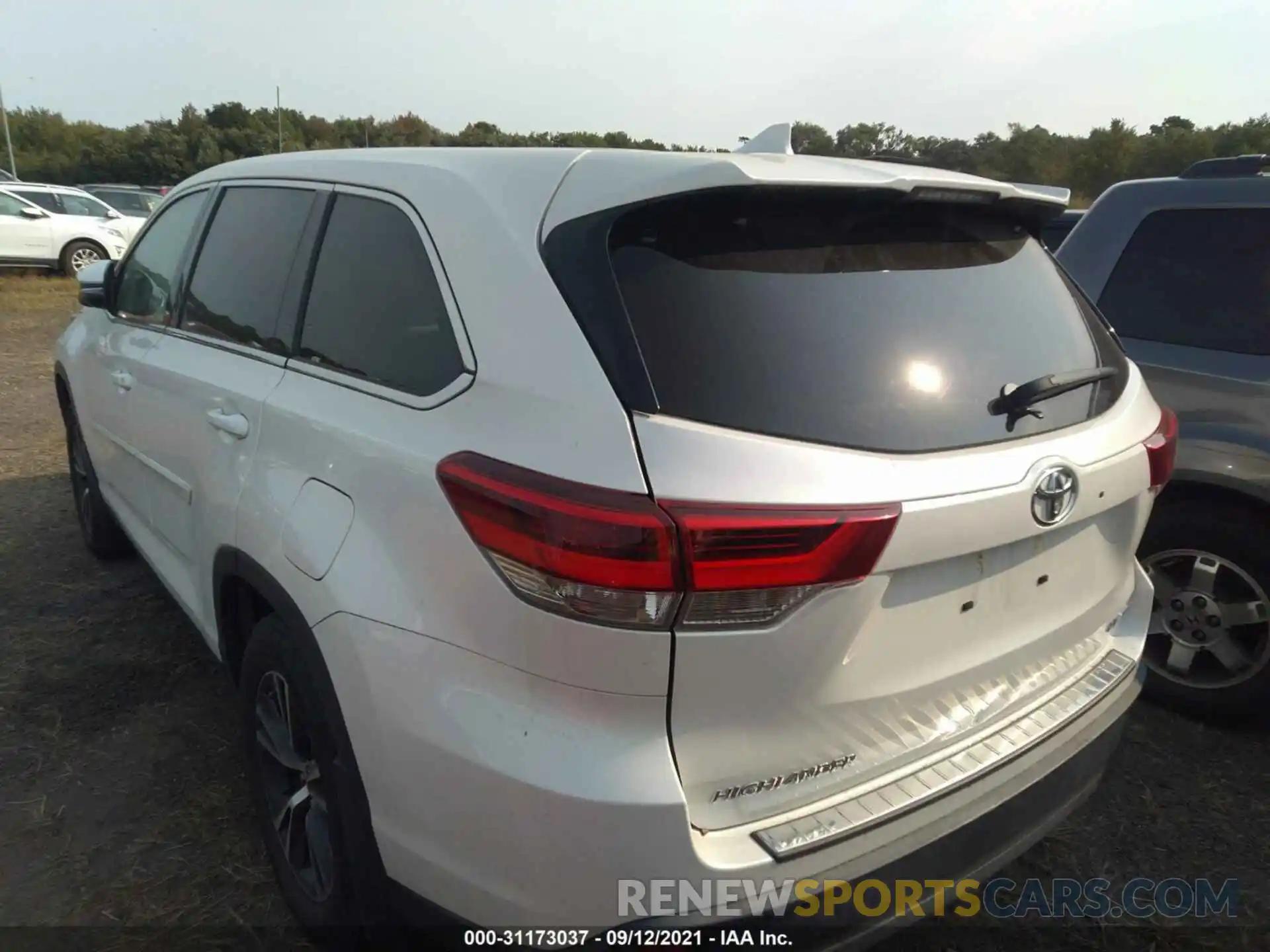 3 Photograph of a damaged car 5TDBZRFH4KS947560 TOYOTA HIGHLANDER 2019