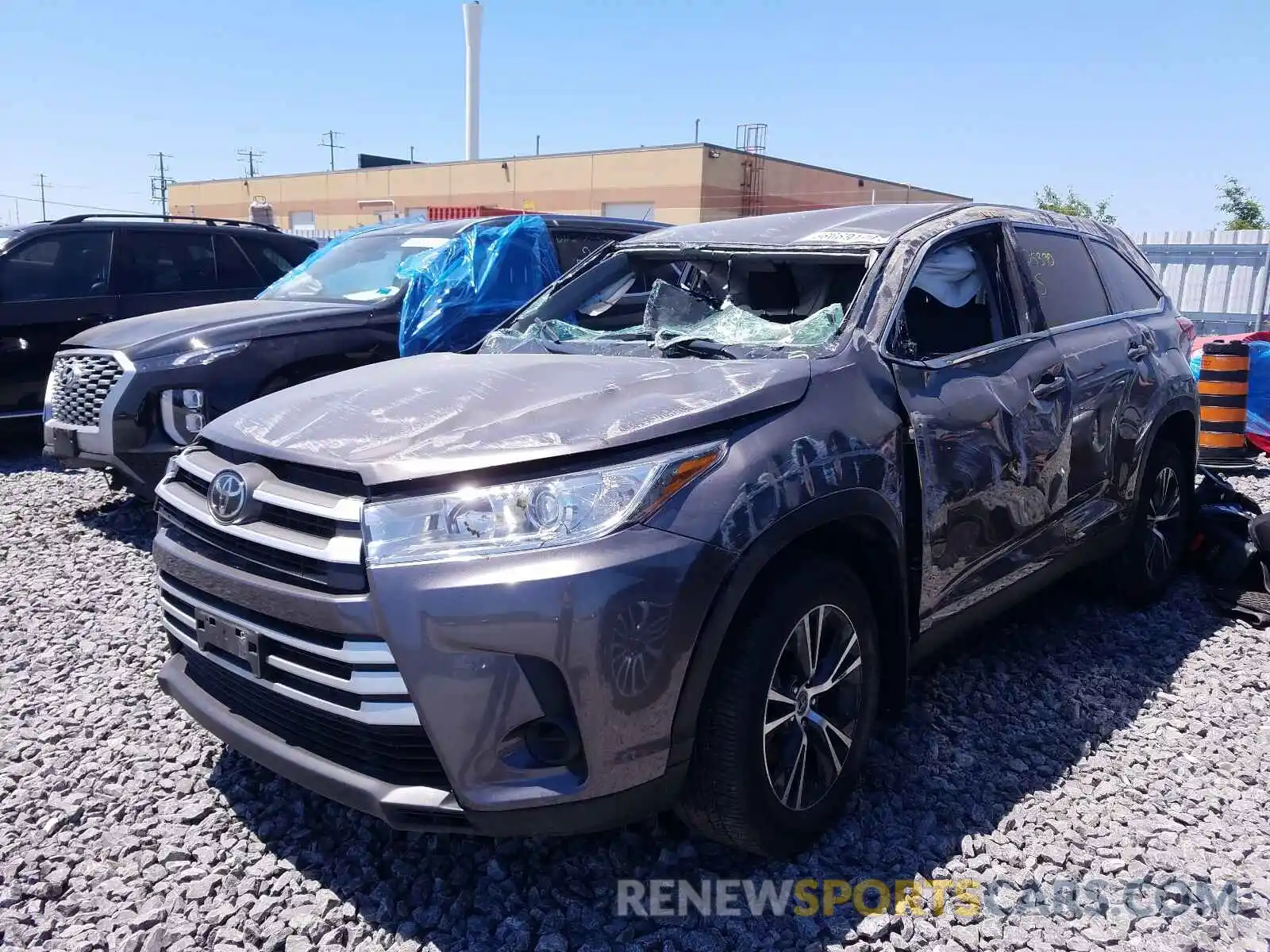 2 Photograph of a damaged car 5TDBZRFH4KS947879 TOYOTA HIGHLANDER 2019