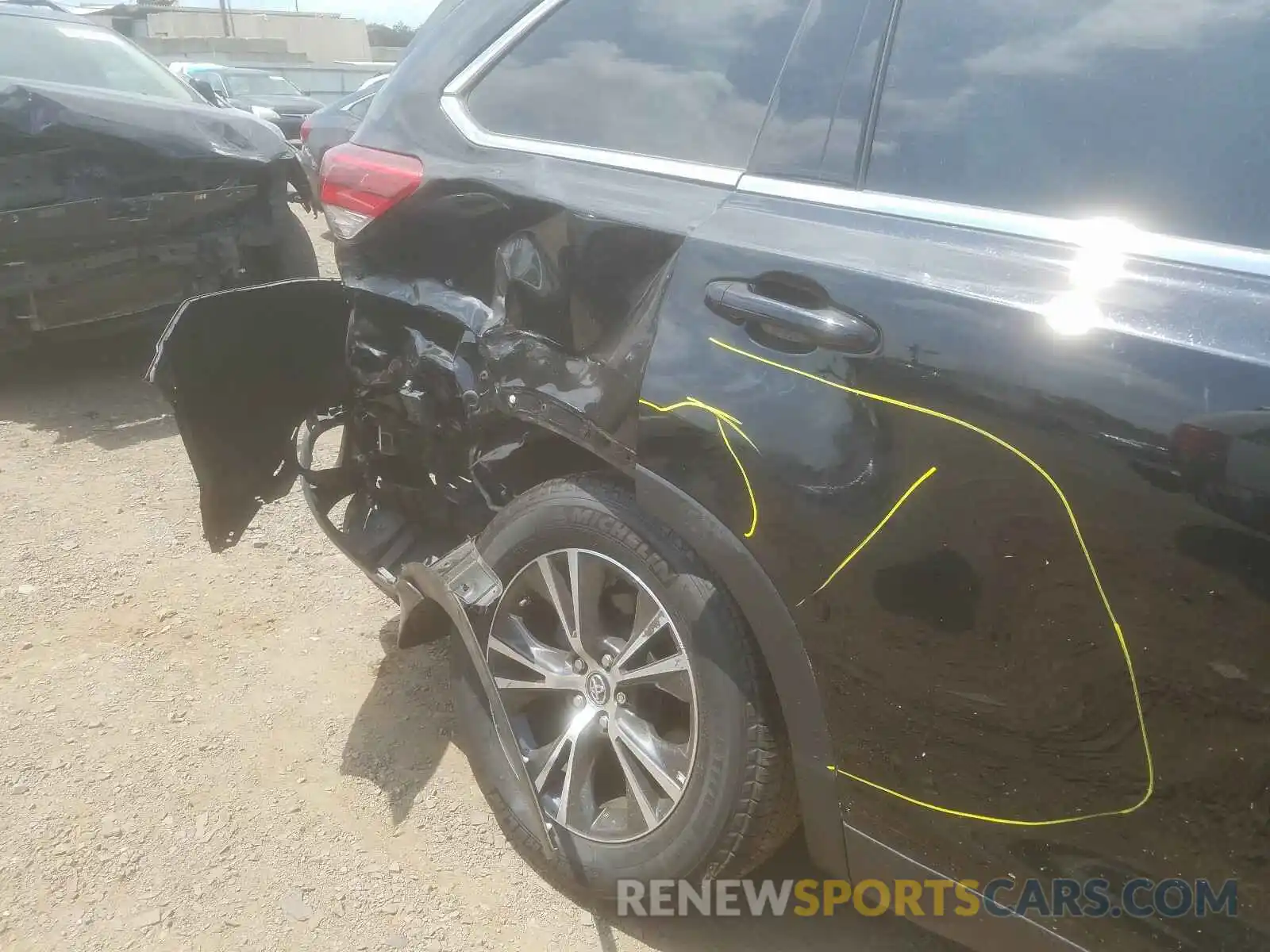 9 Photograph of a damaged car 5TDBZRFH4KS954895 TOYOTA HIGHLANDER 2019