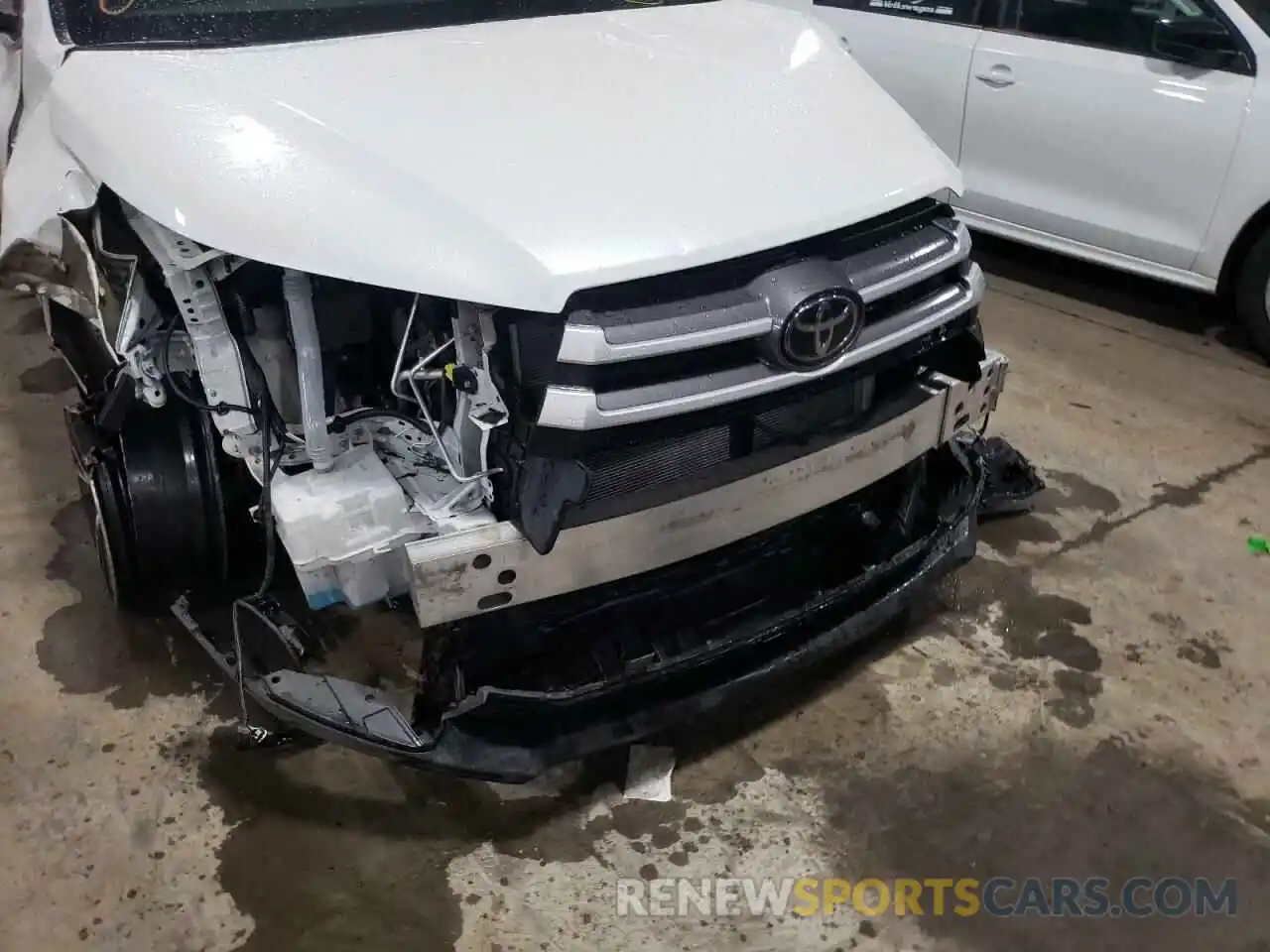 9 Photograph of a damaged car 5TDBZRFH4KS956887 TOYOTA HIGHLANDER 2019