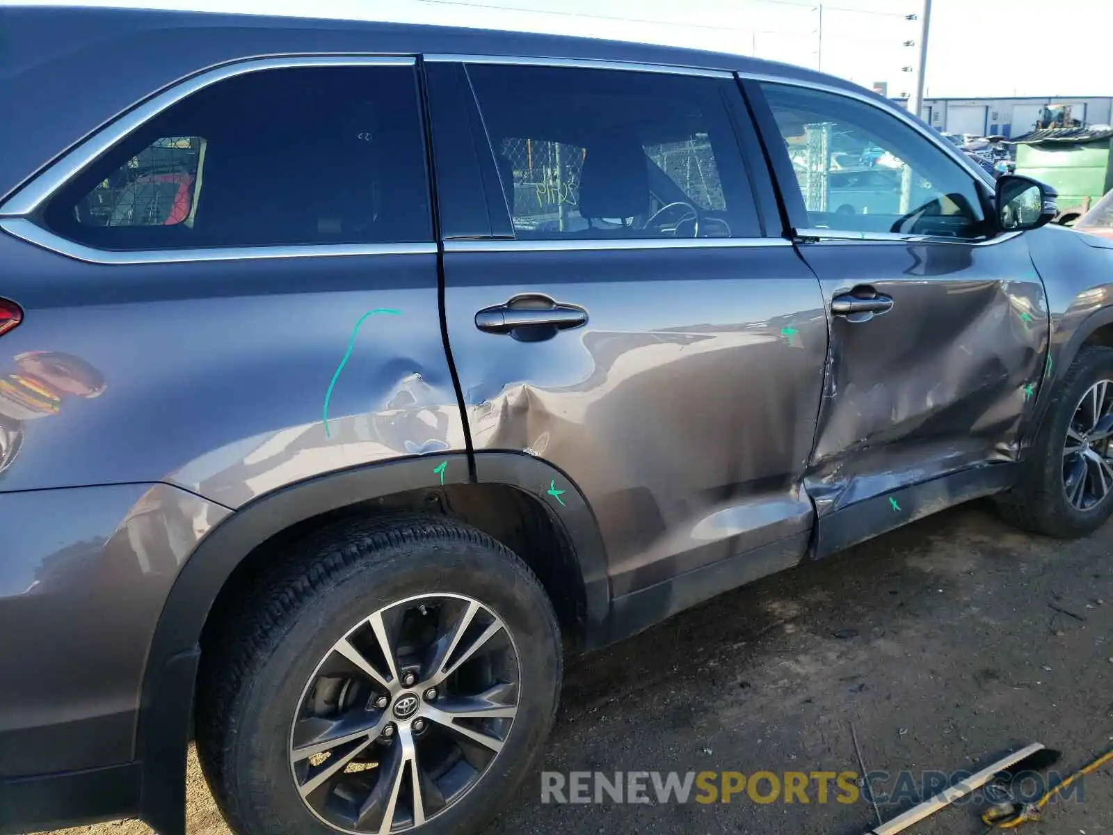 9 Photograph of a damaged car 5TDBZRFH4KS964052 TOYOTA HIGHLANDER 2019