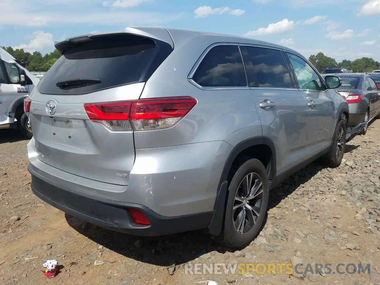 4 Photograph of a damaged car 5TDBZRFH4KS964116 TOYOTA HIGHLANDER 2019