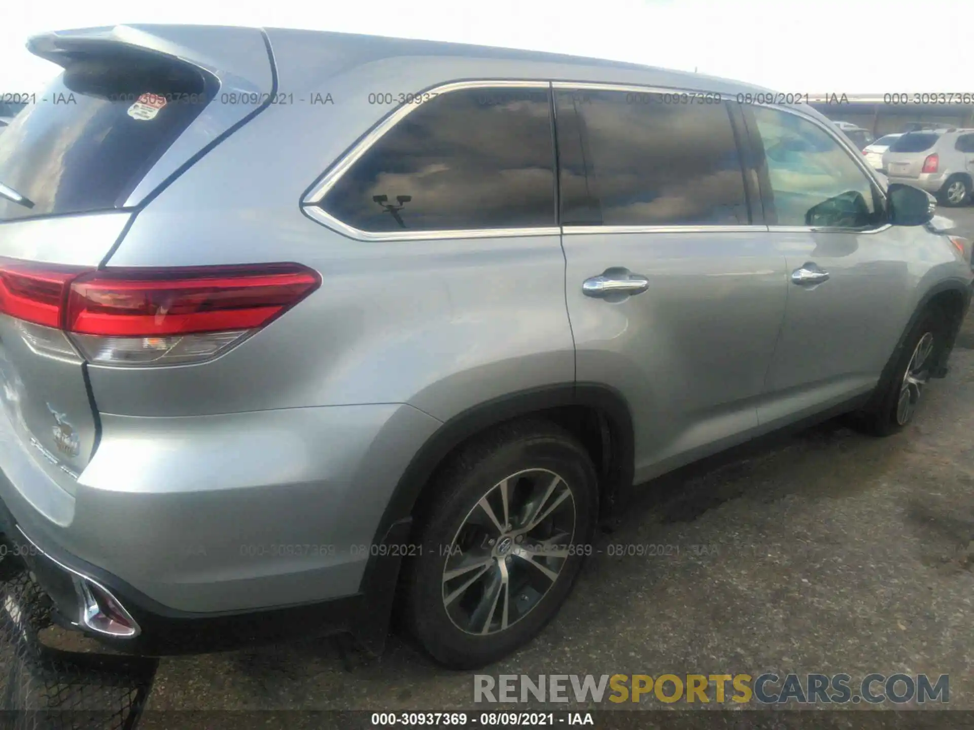 4 Photograph of a damaged car 5TDBZRFH4KS964469 TOYOTA HIGHLANDER 2019