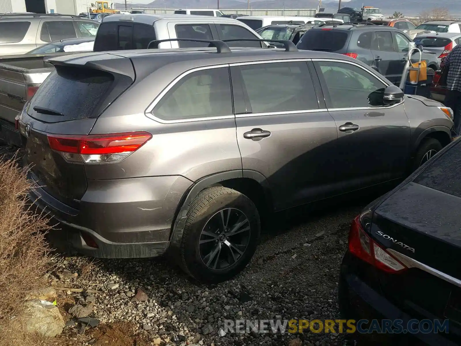 4 Photograph of a damaged car 5TDBZRFH4KS968246 TOYOTA HIGHLANDER 2019