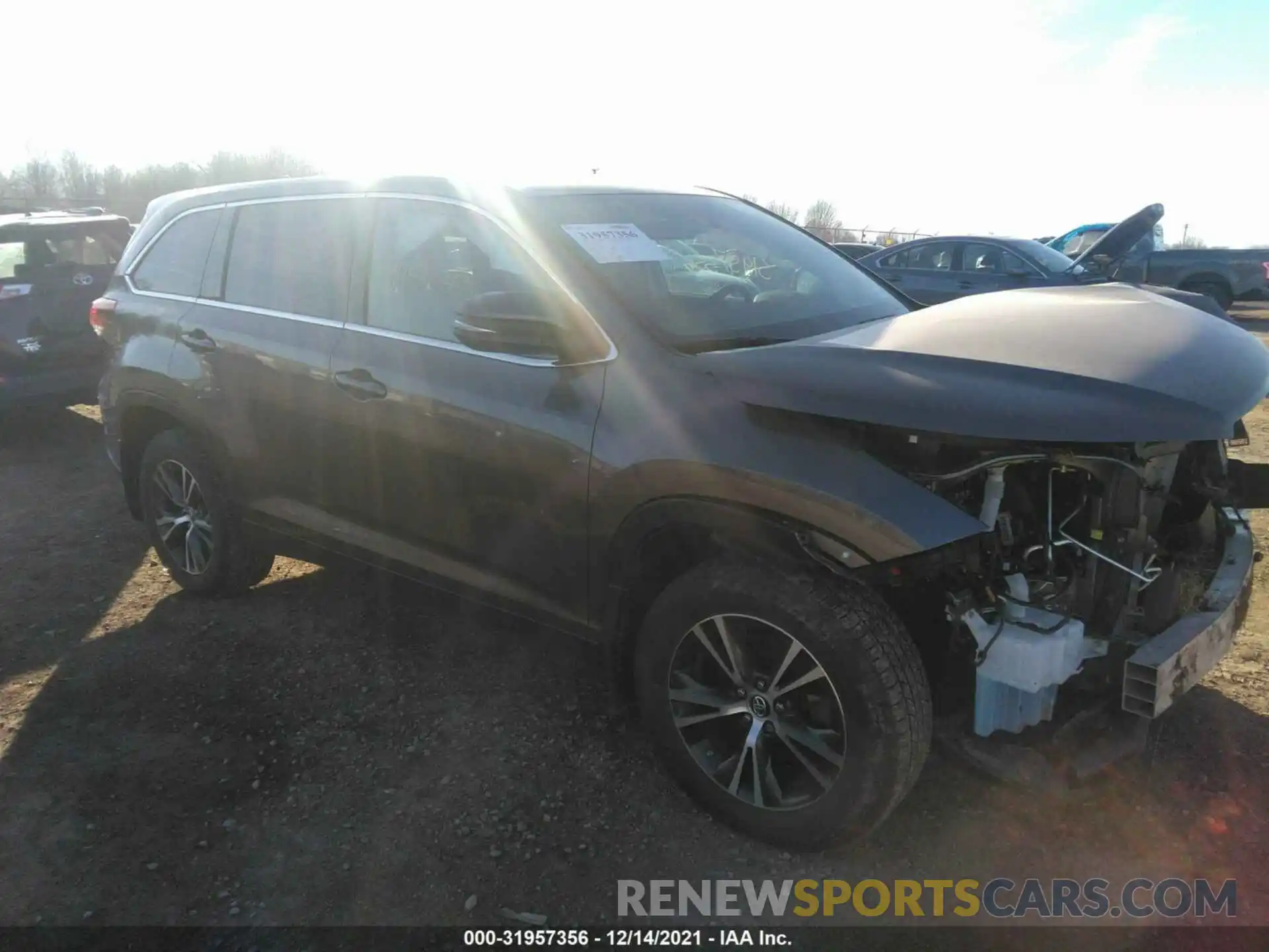 1 Photograph of a damaged car 5TDBZRFH4KS986004 TOYOTA HIGHLANDER 2019