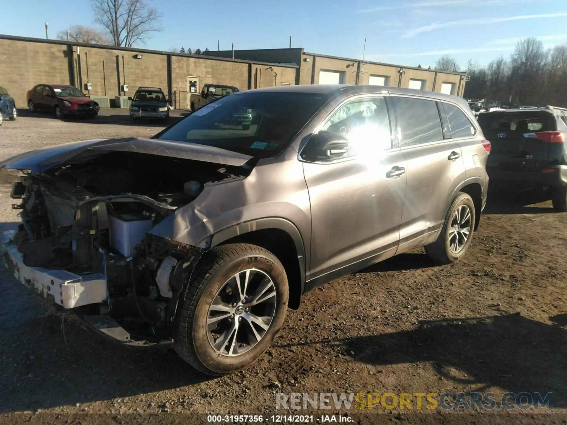 2 Photograph of a damaged car 5TDBZRFH4KS986004 TOYOTA HIGHLANDER 2019