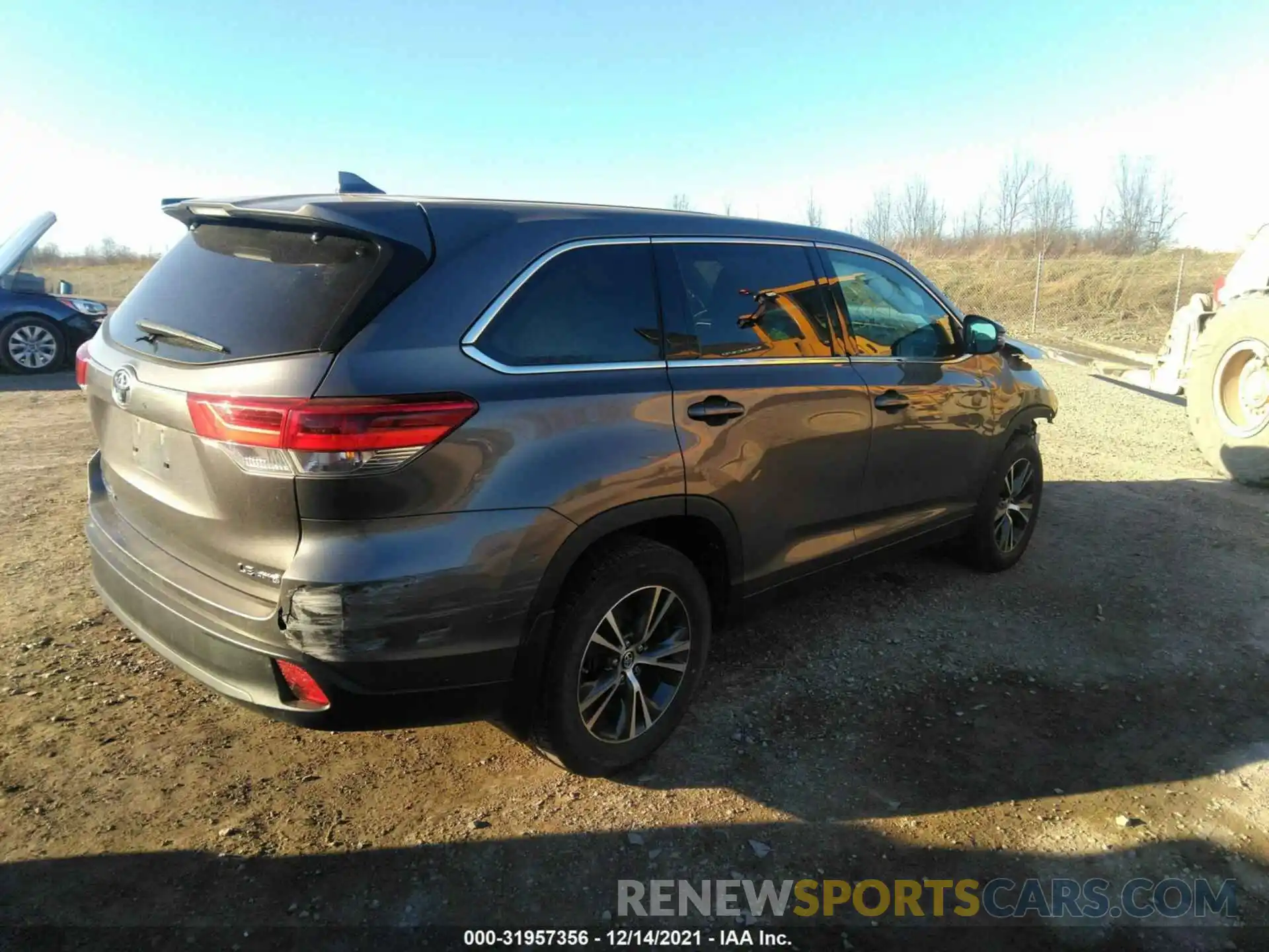 4 Photograph of a damaged car 5TDBZRFH4KS986004 TOYOTA HIGHLANDER 2019