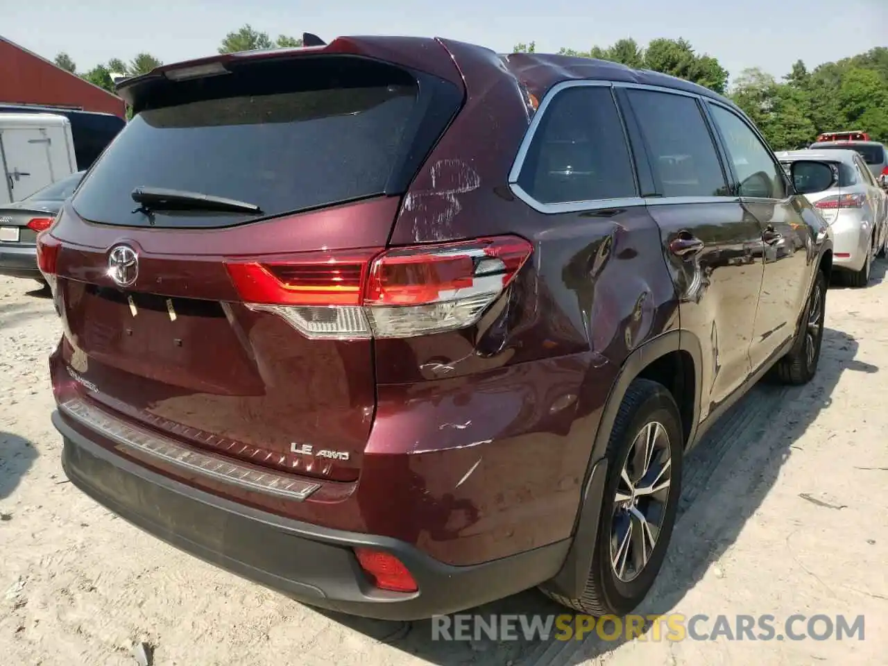 4 Photograph of a damaged car 5TDBZRFH4KS990201 TOYOTA HIGHLANDER 2019