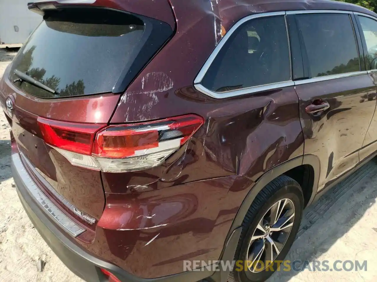 9 Photograph of a damaged car 5TDBZRFH4KS990201 TOYOTA HIGHLANDER 2019