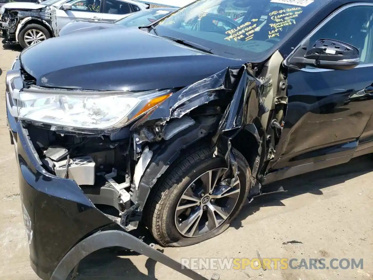 9 Photograph of a damaged car 5TDBZRFH4KS992739 TOYOTA HIGHLANDER 2019