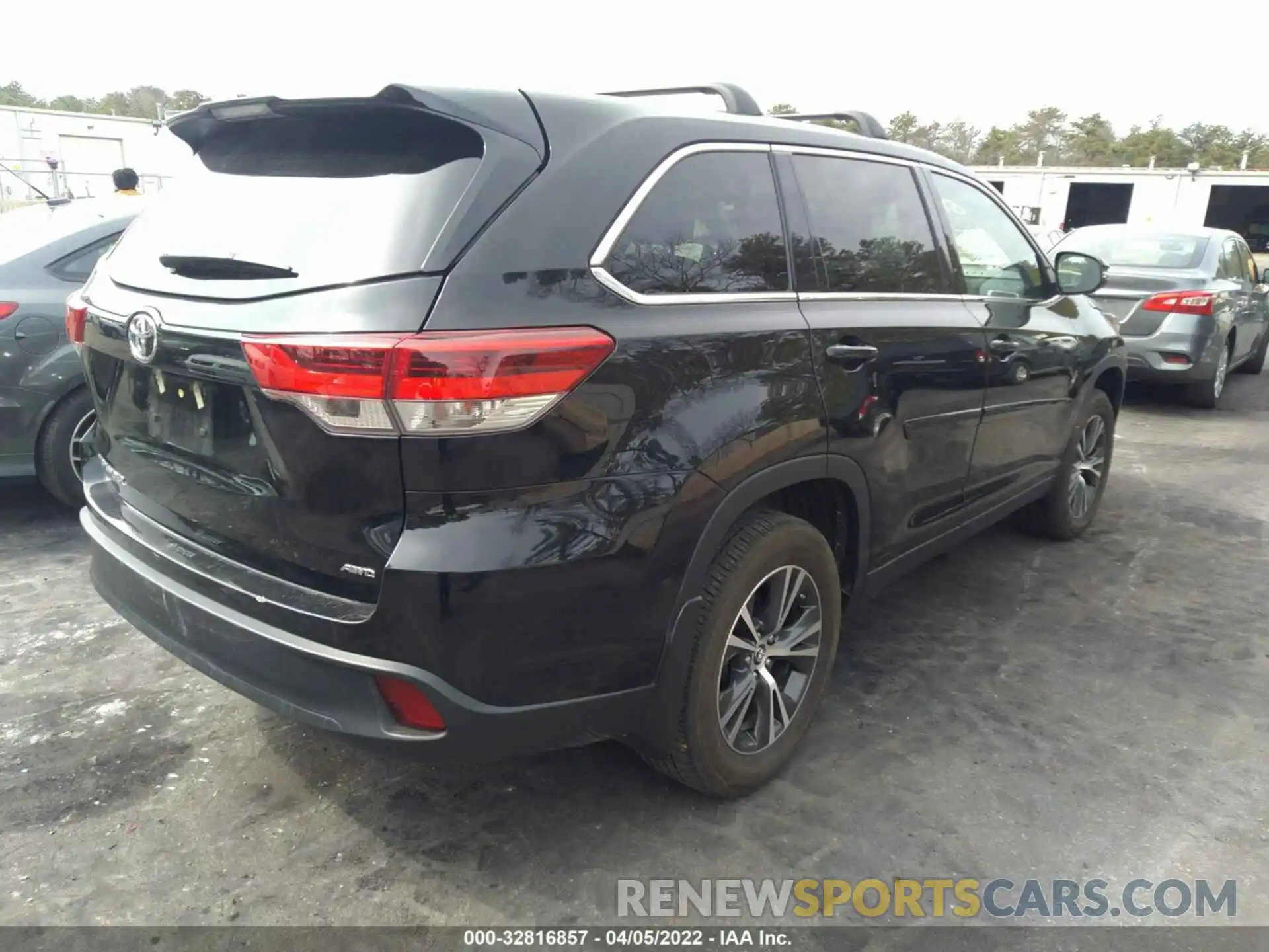 4 Photograph of a damaged car 5TDBZRFH4KS996578 TOYOTA HIGHLANDER 2019