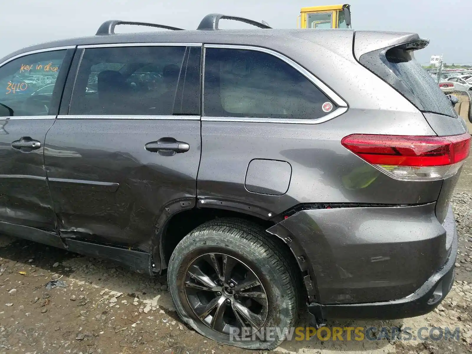 9 Photograph of a damaged car 5TDBZRFH5KS735556 TOYOTA HIGHLANDER 2019