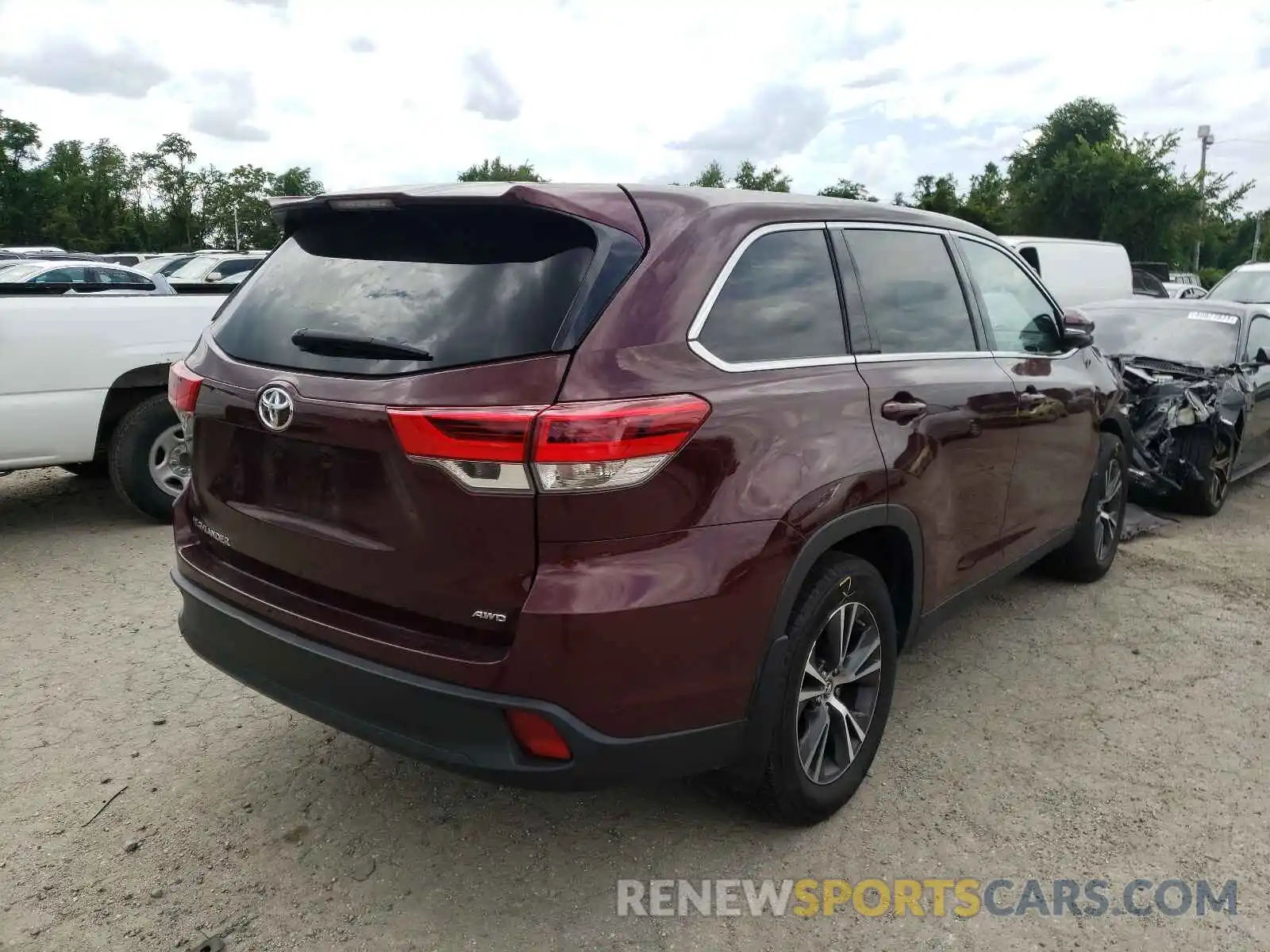 4 Photograph of a damaged car 5TDBZRFH5KS739025 TOYOTA HIGHLANDER 2019