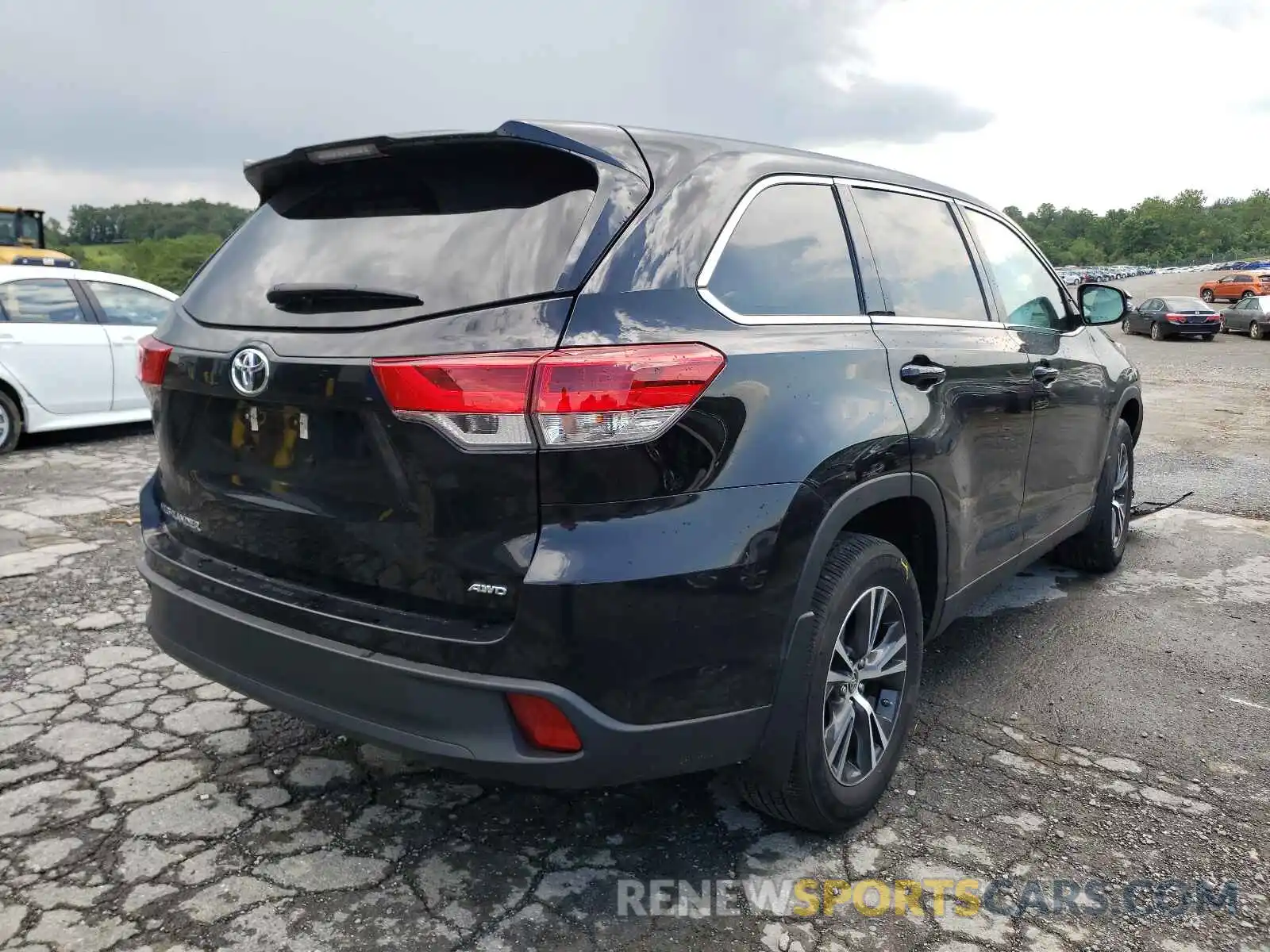 4 Photograph of a damaged car 5TDBZRFH5KS918715 TOYOTA HIGHLANDER 2019