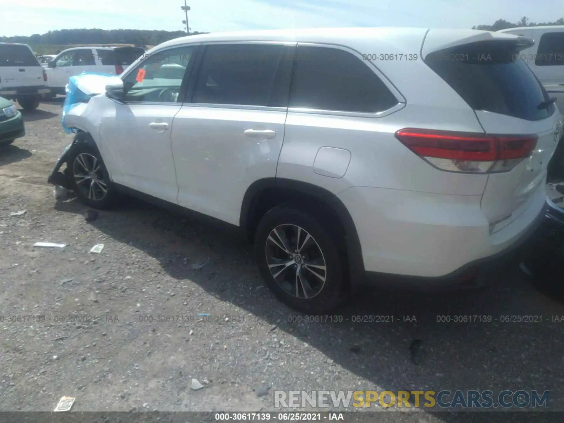 3 Photograph of a damaged car 5TDBZRFH5KS921095 TOYOTA HIGHLANDER 2019