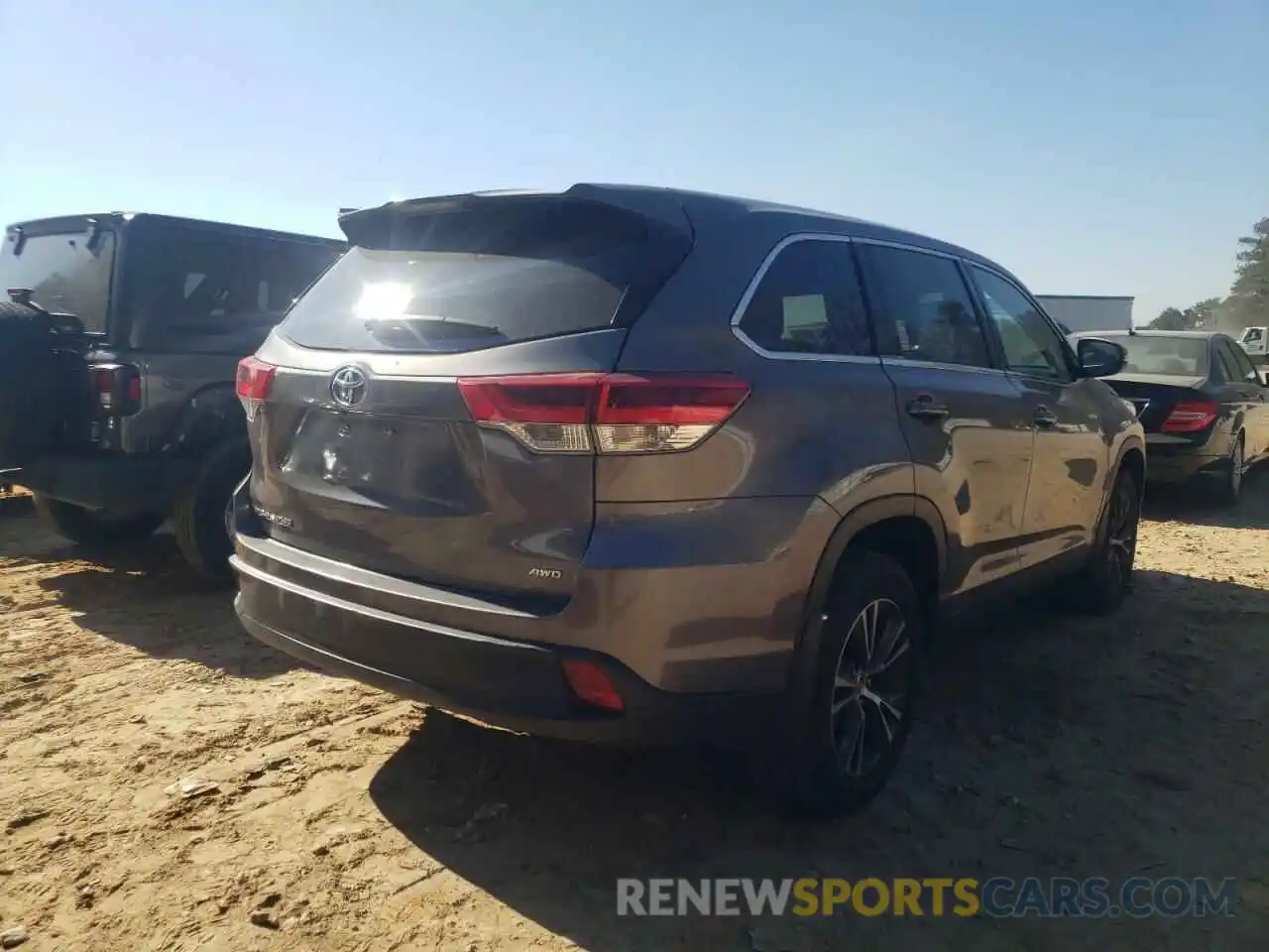 4 Photograph of a damaged car 5TDBZRFH5KS925129 TOYOTA HIGHLANDER 2019