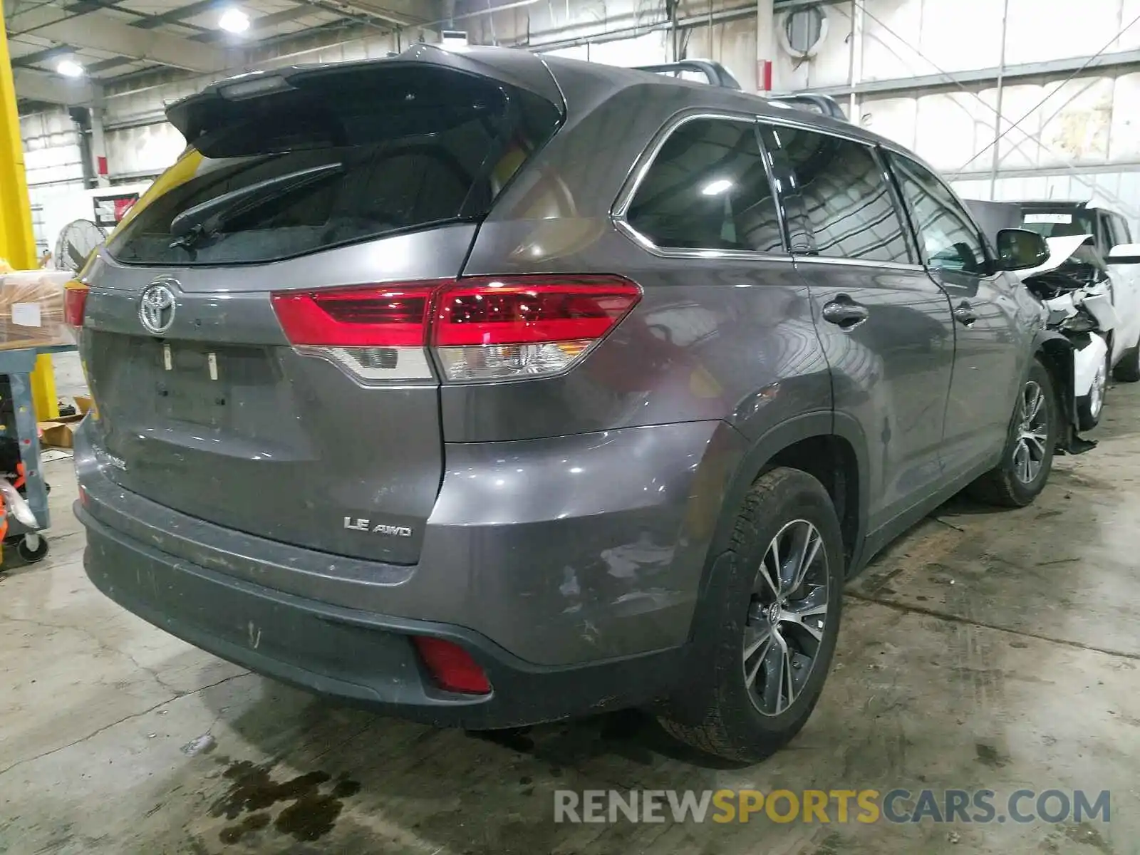 4 Photograph of a damaged car 5TDBZRFH5KS928905 TOYOTA HIGHLANDER 2019