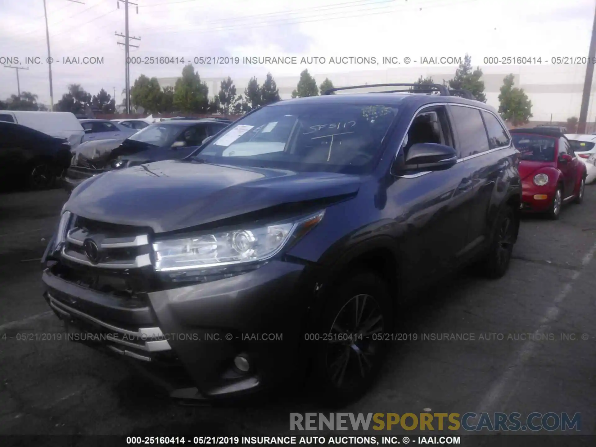 2 Photograph of a damaged car 5TDBZRFH5KS932405 TOYOTA HIGHLANDER 2019