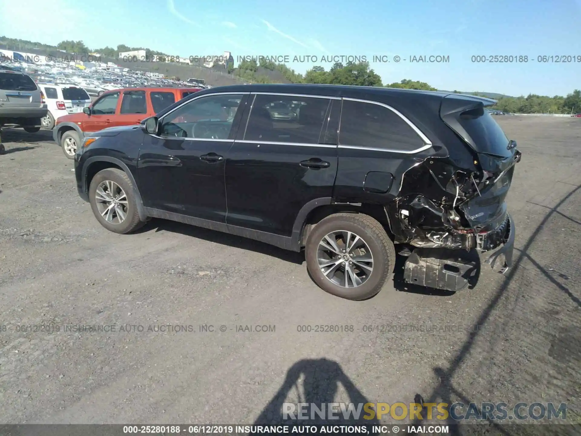 3 Photograph of a damaged car 5TDBZRFH5KS942707 TOYOTA HIGHLANDER 2019