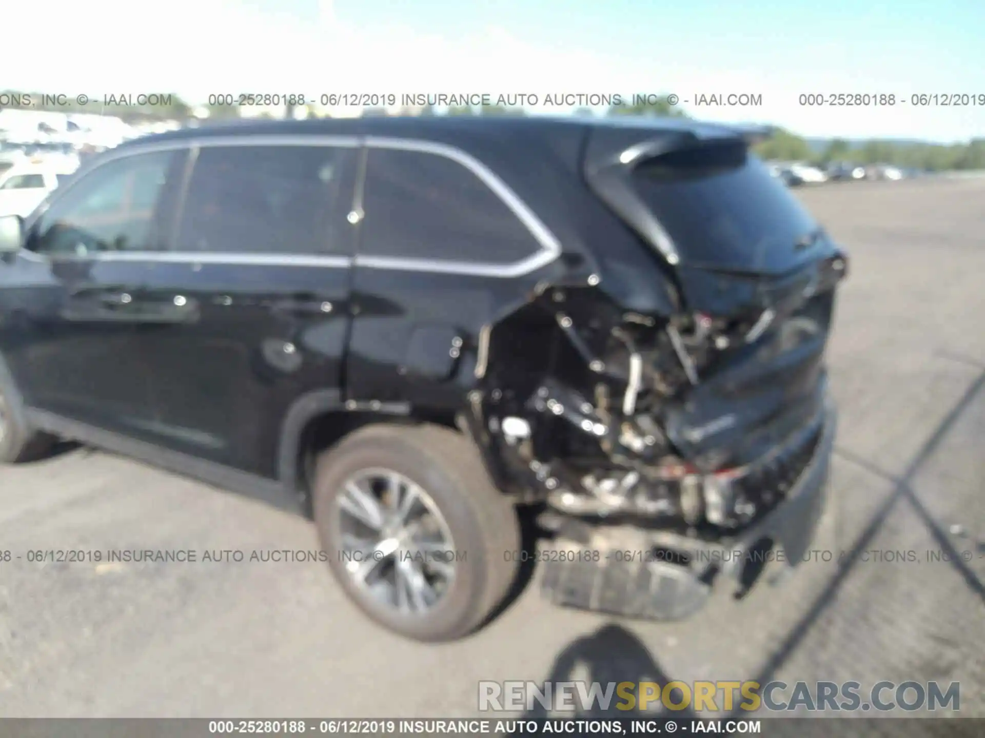 6 Photograph of a damaged car 5TDBZRFH5KS942707 TOYOTA HIGHLANDER 2019