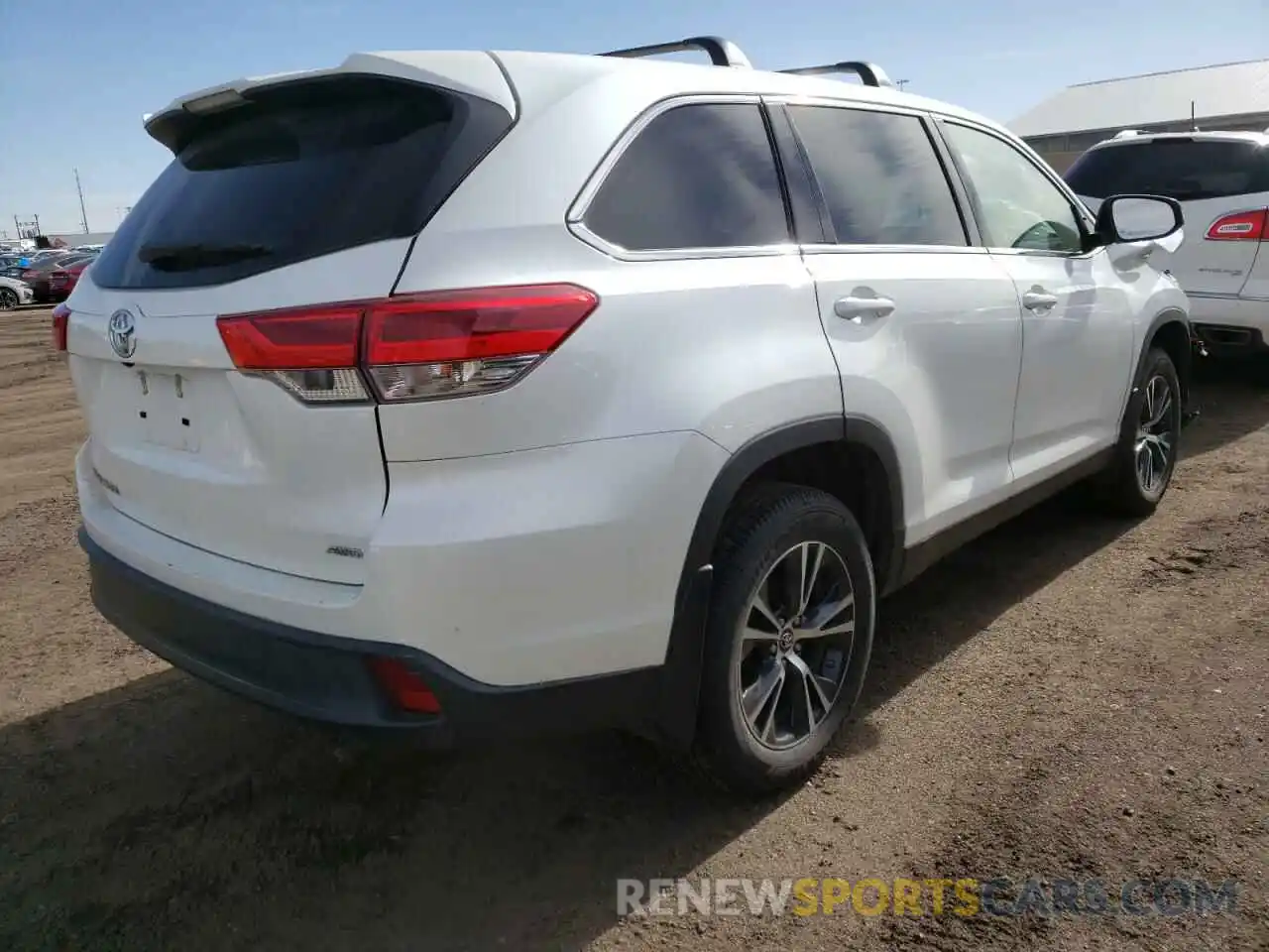 4 Photograph of a damaged car 5TDBZRFH5KS944960 TOYOTA HIGHLANDER 2019