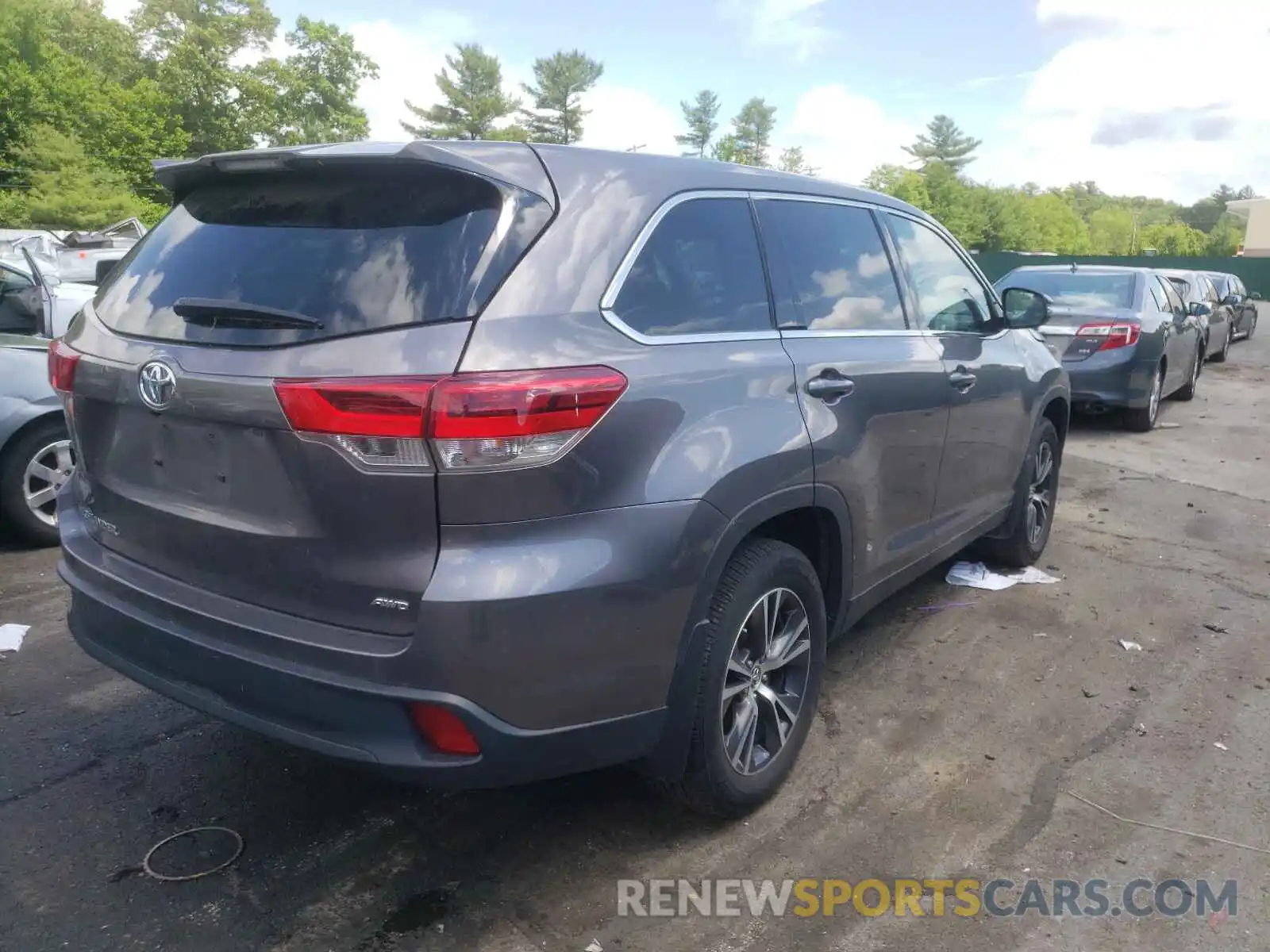 4 Photograph of a damaged car 5TDBZRFH5KS960379 TOYOTA HIGHLANDER 2019