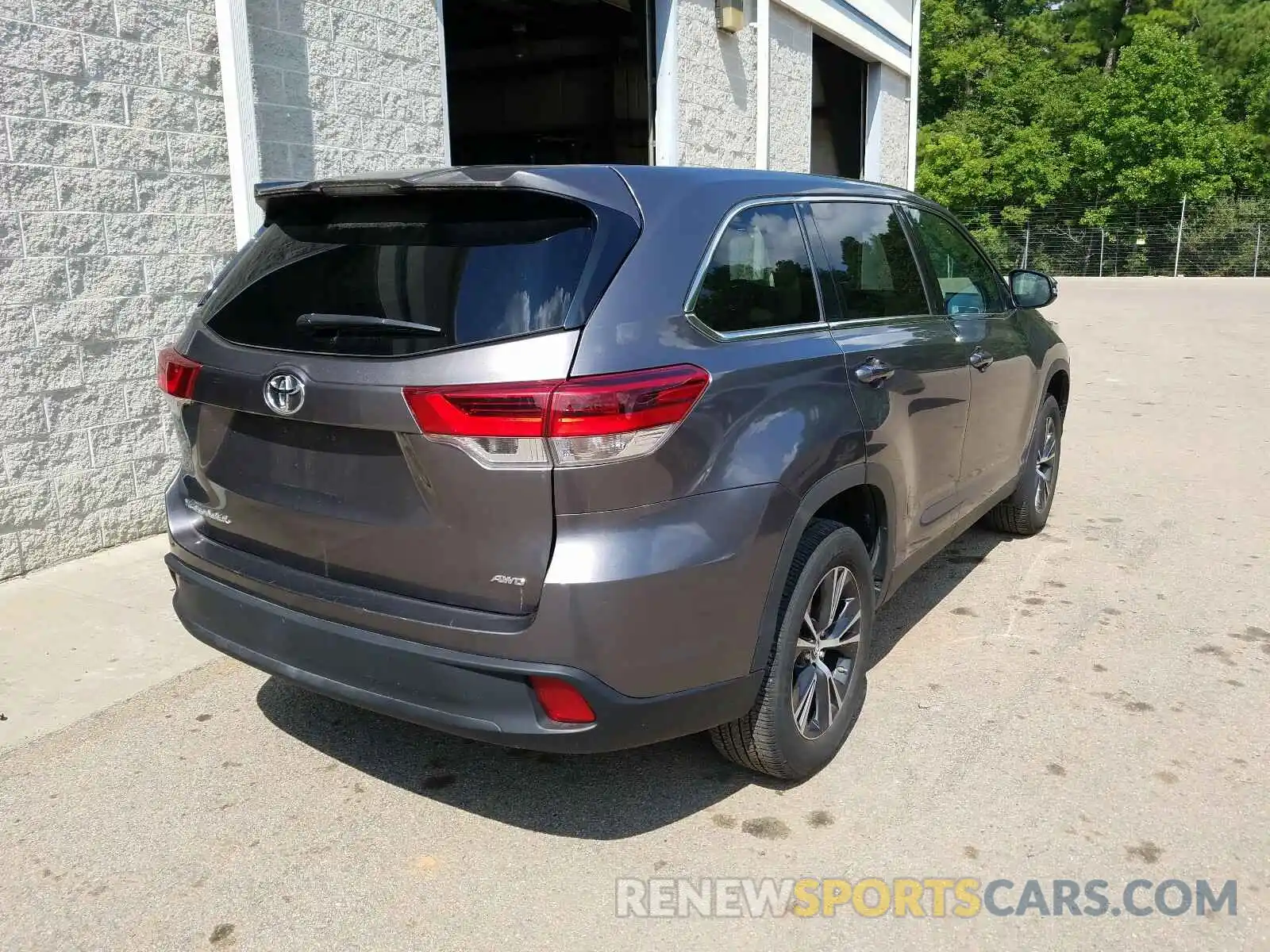 4 Photograph of a damaged car 5TDBZRFH5KS962245 TOYOTA HIGHLANDER 2019