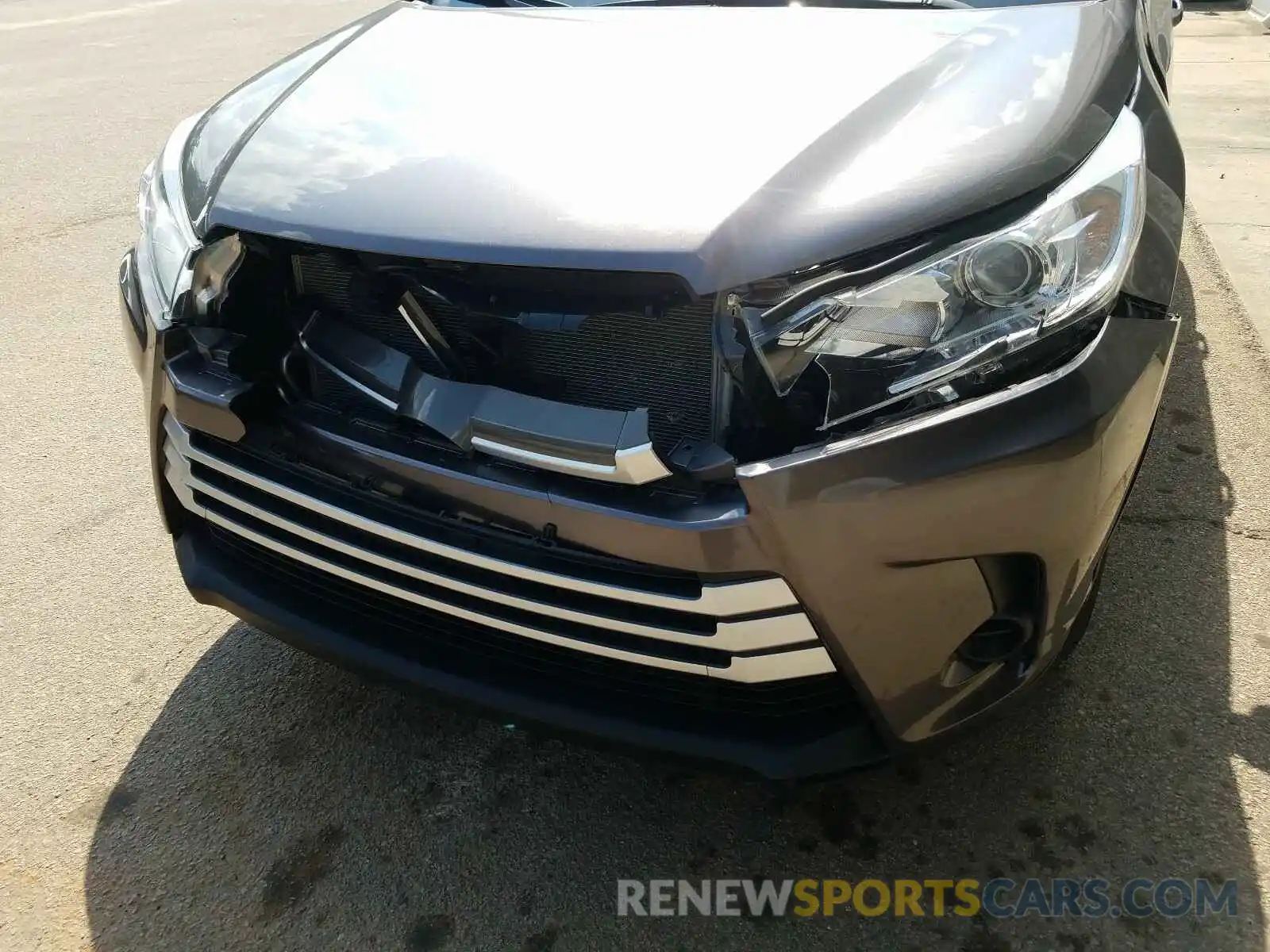 9 Photograph of a damaged car 5TDBZRFH5KS962245 TOYOTA HIGHLANDER 2019