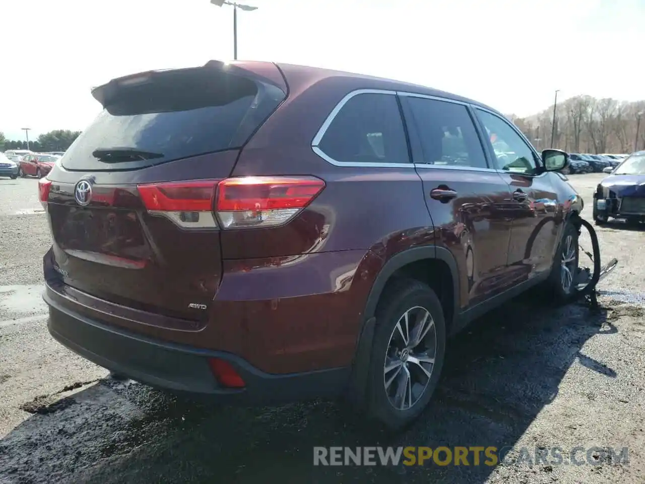 4 Photograph of a damaged car 5TDBZRFH5KS963895 TOYOTA HIGHLANDER 2019