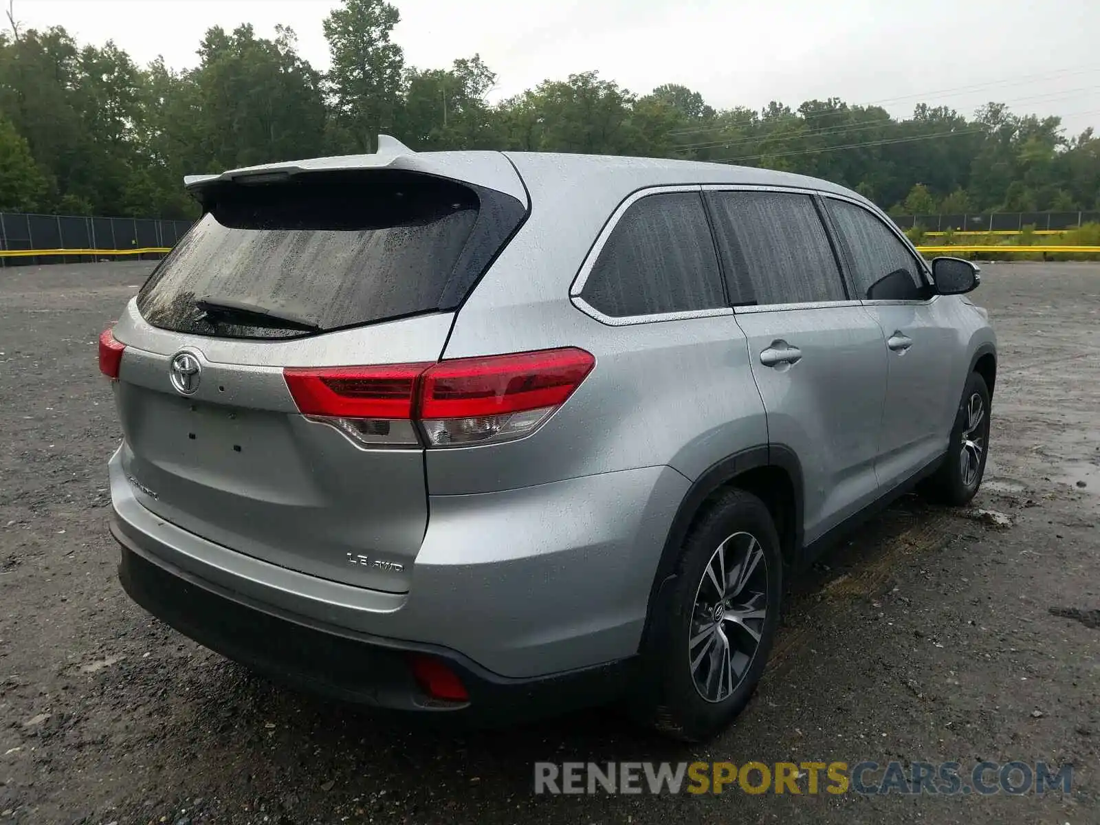 4 Photograph of a damaged car 5TDBZRFH5KS974007 TOYOTA HIGHLANDER 2019