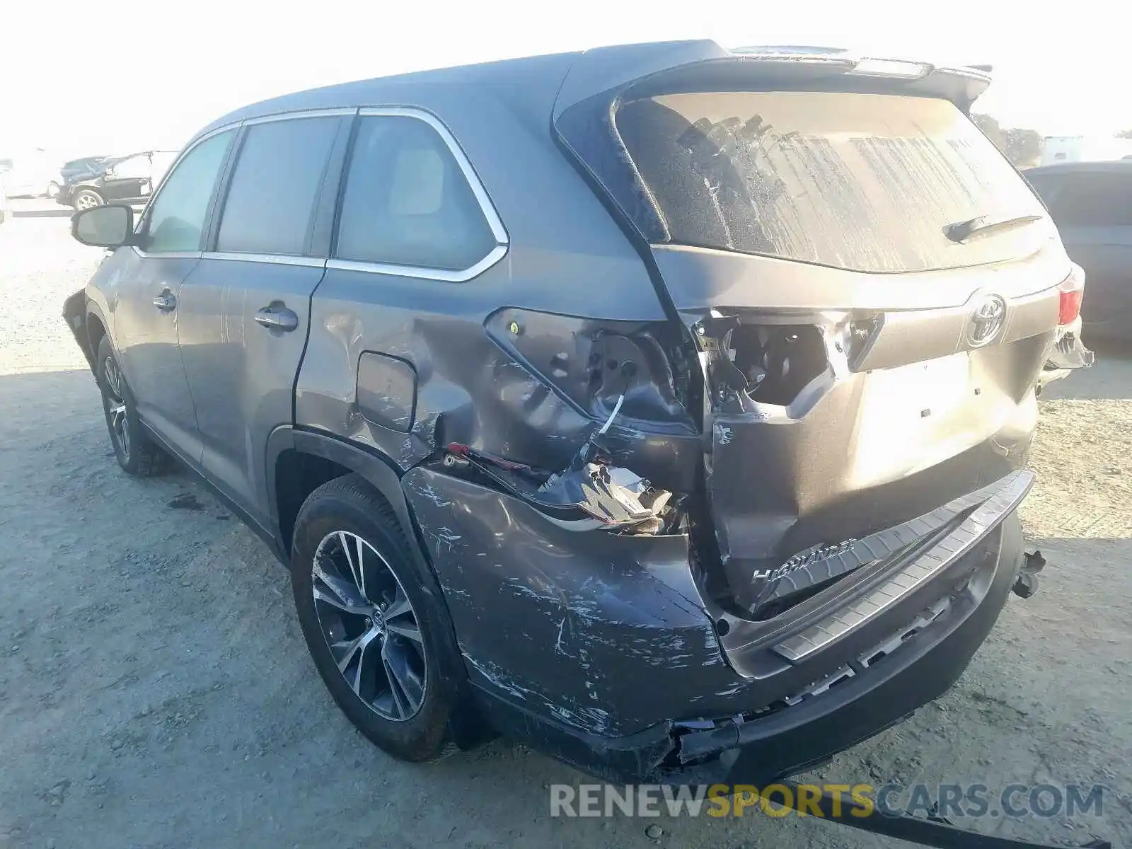 3 Photograph of a damaged car 5TDBZRFH5KS977117 TOYOTA HIGHLANDER 2019